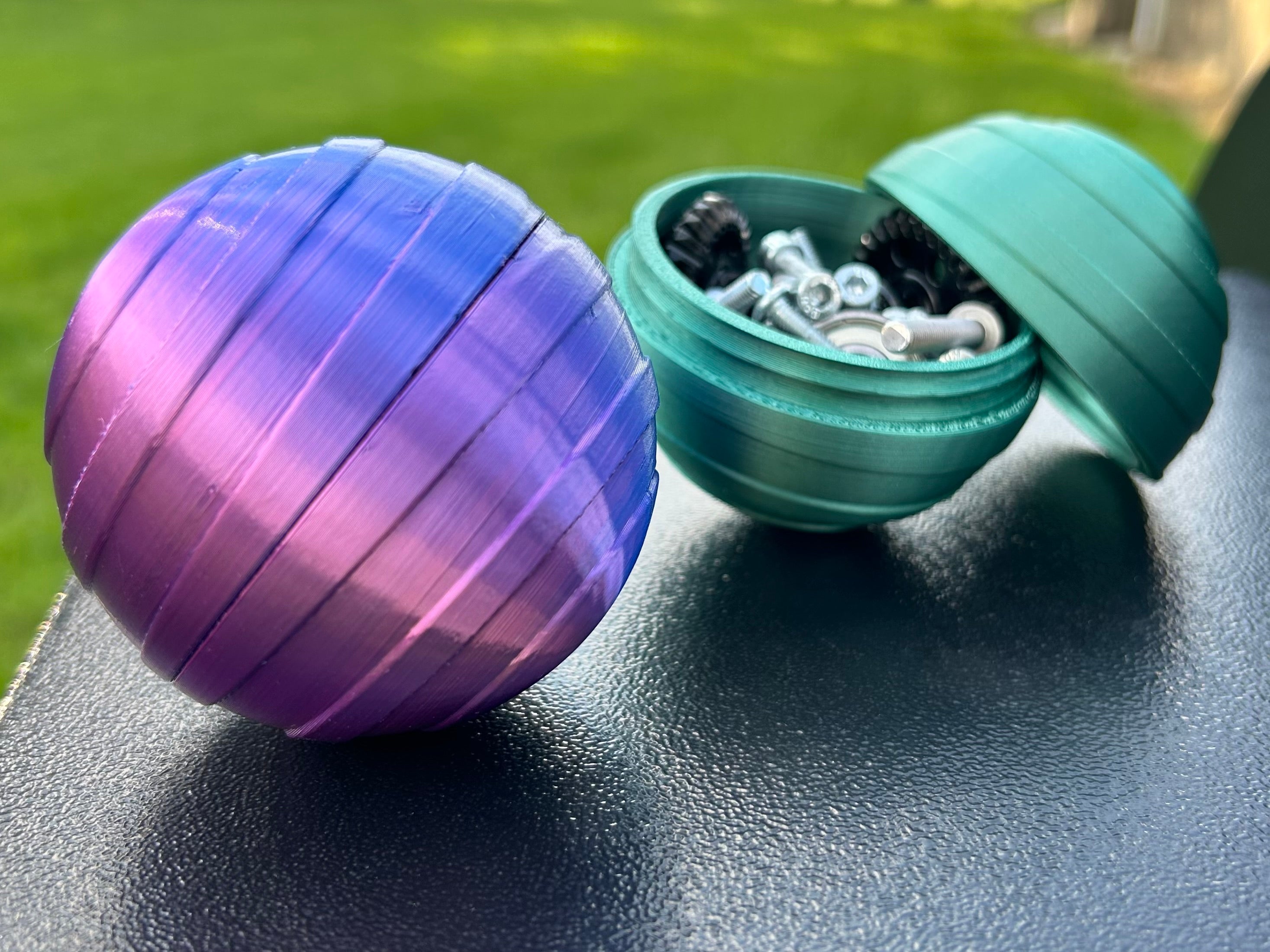 Threaded Sphere Container - Storage container in spherical design