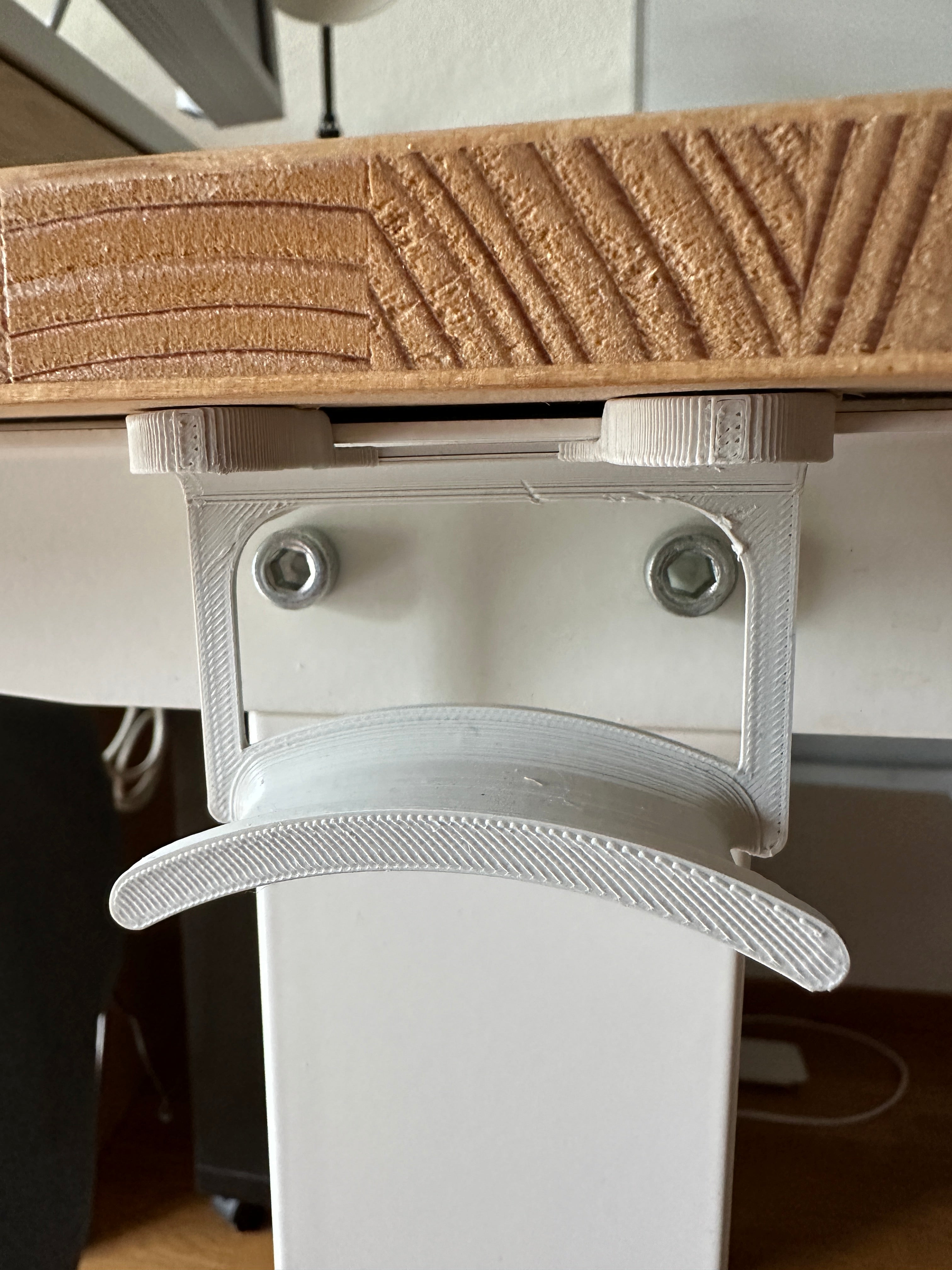 Headphone holder for Sony WH-1000XM5 - Mounts under the desk