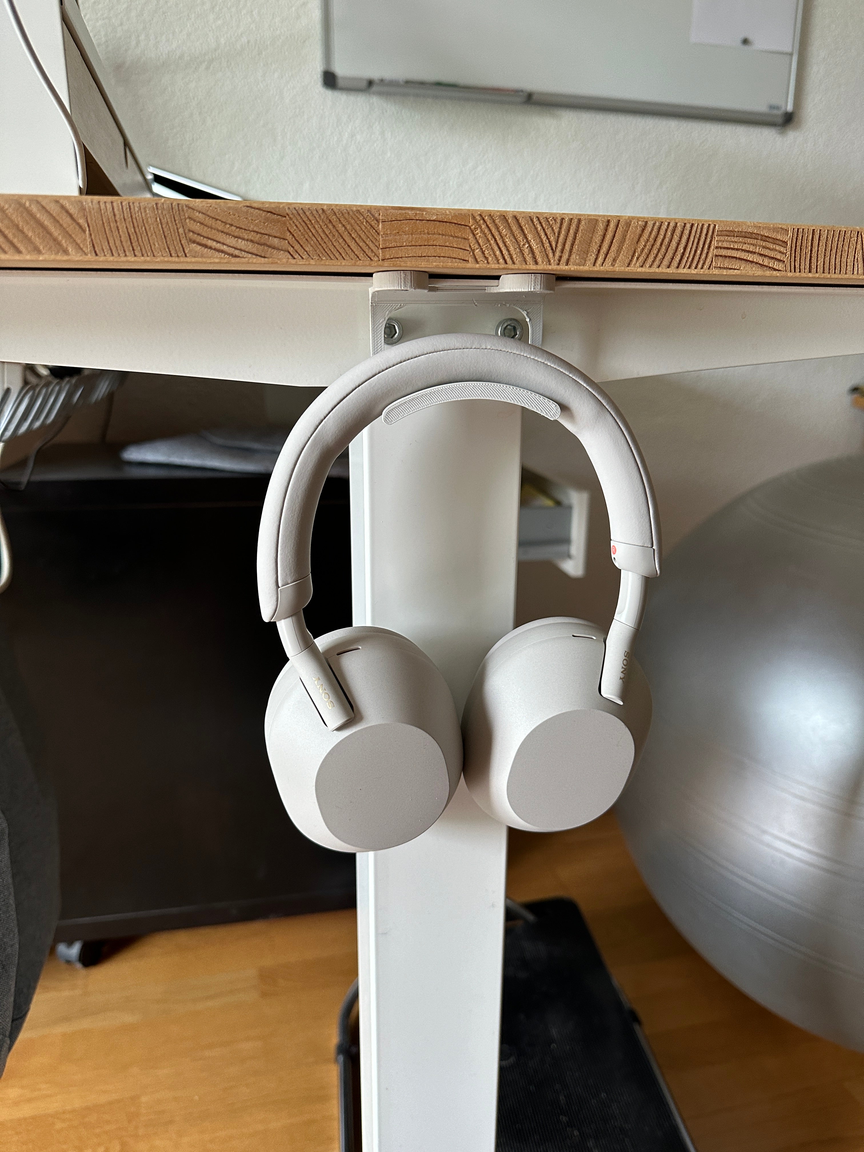 Headphone holder for Sony WH-1000XM5 - Mounts under the desk