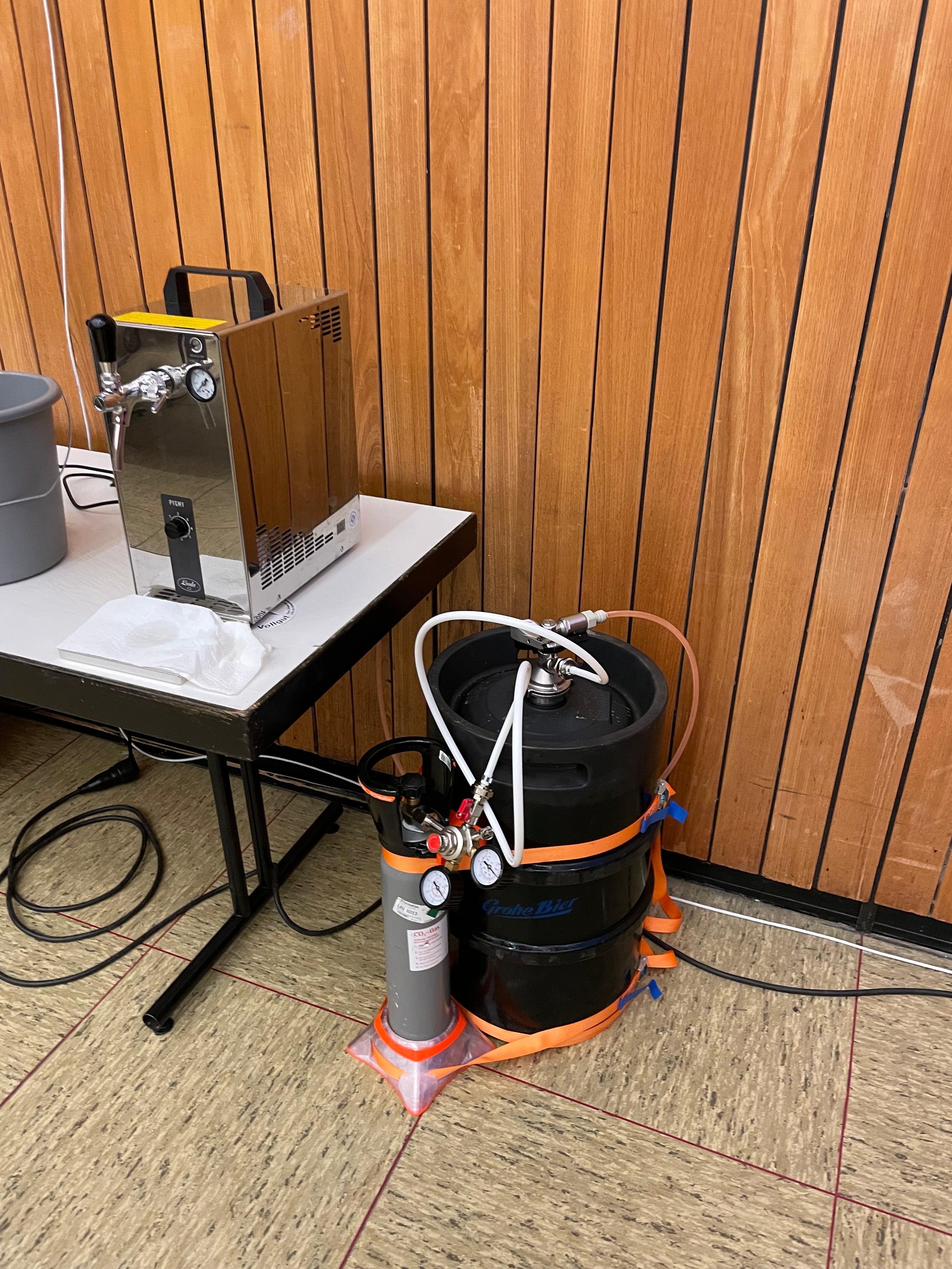 Stable CO2 holder for beer kegs