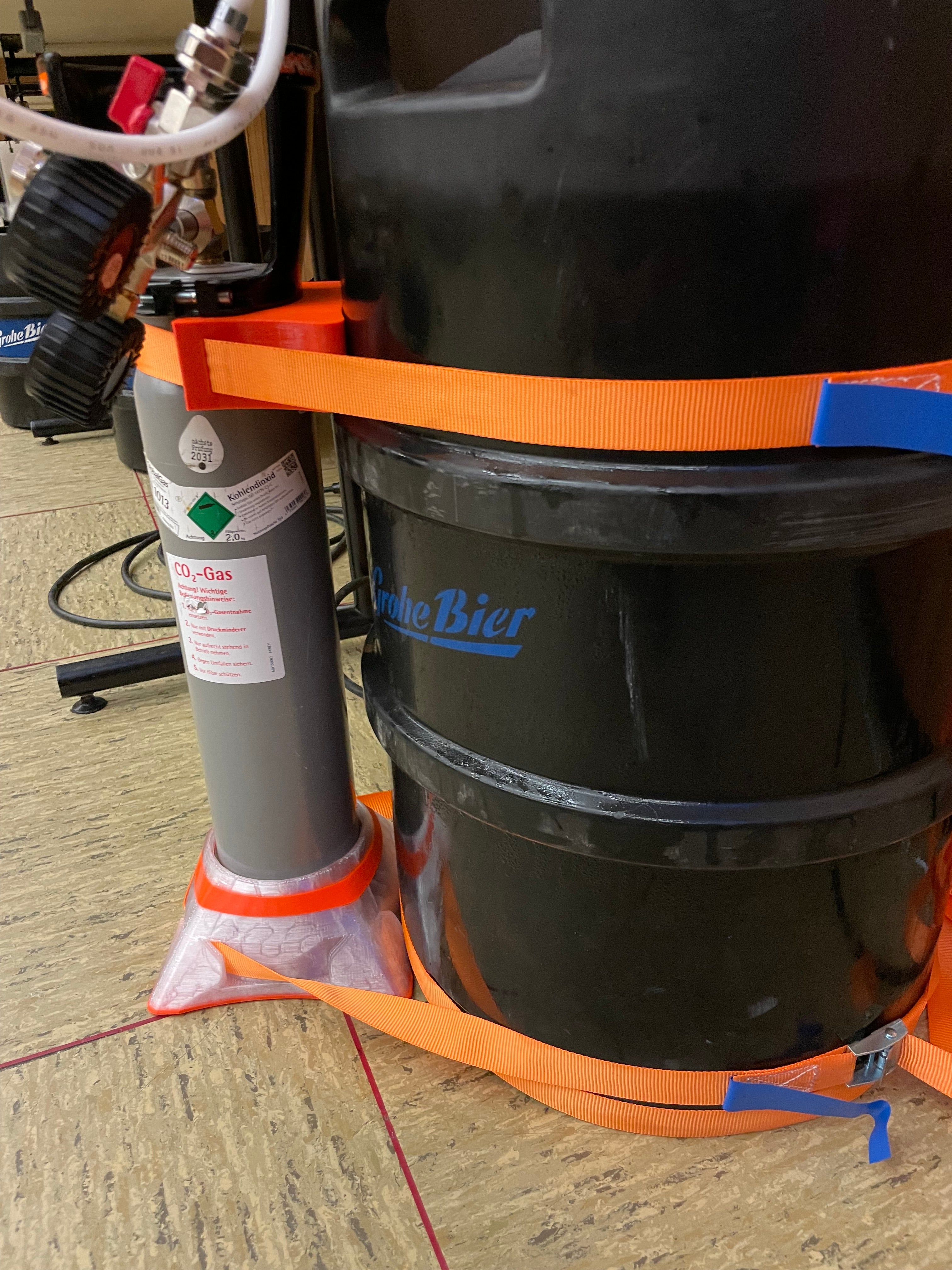 Stable CO2 holder for beer kegs