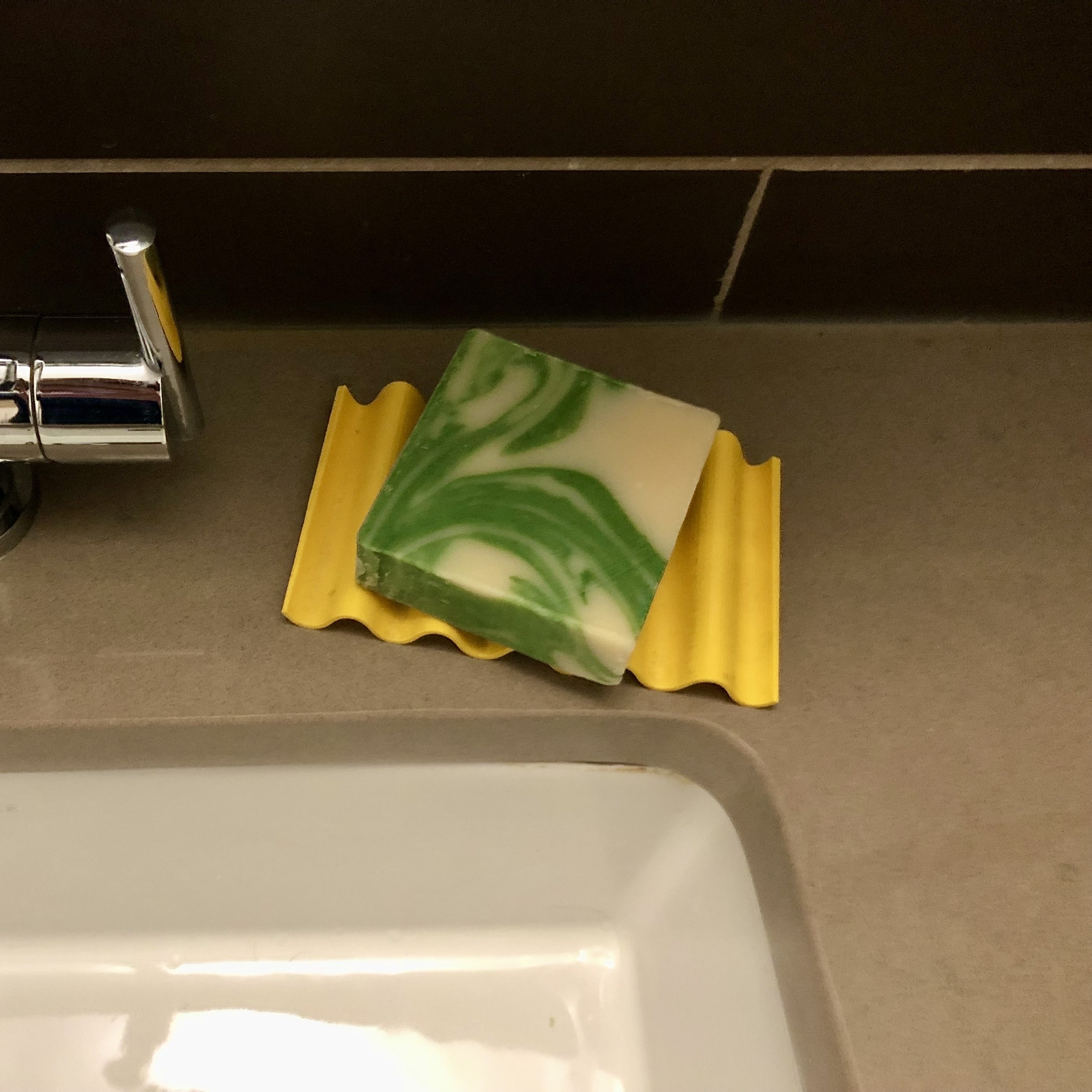 Soap and sponge holder with side print