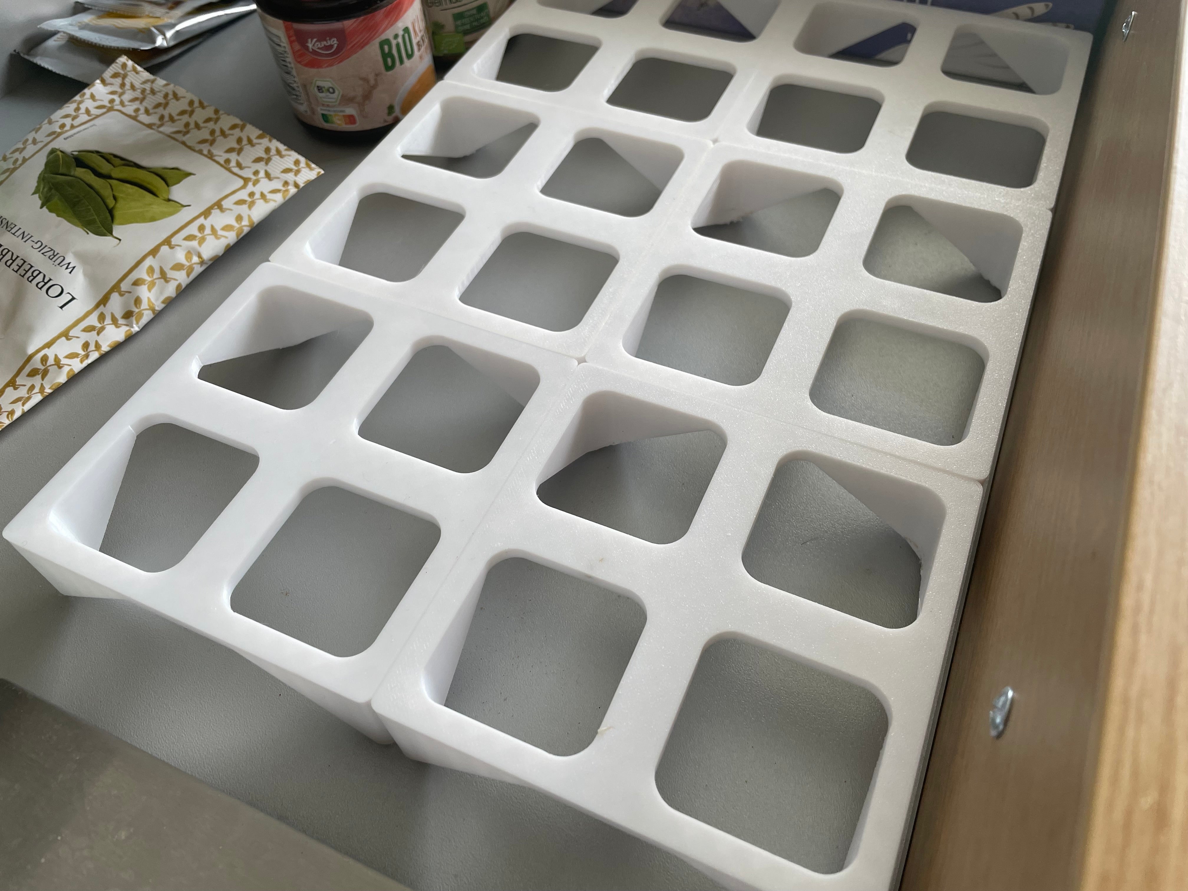 Spice jar organizer for drawers