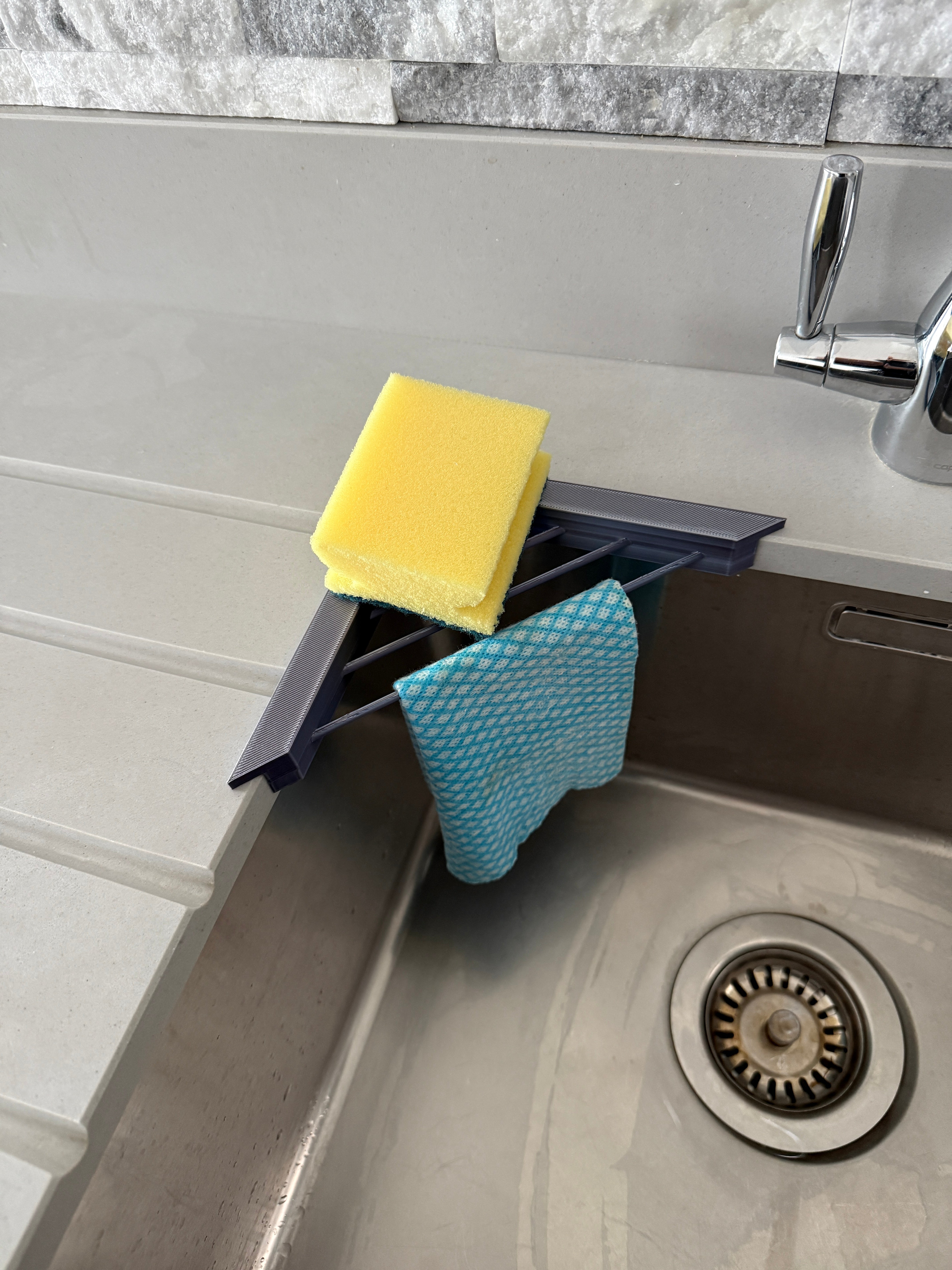 Drying rack for the kitchen sink corner