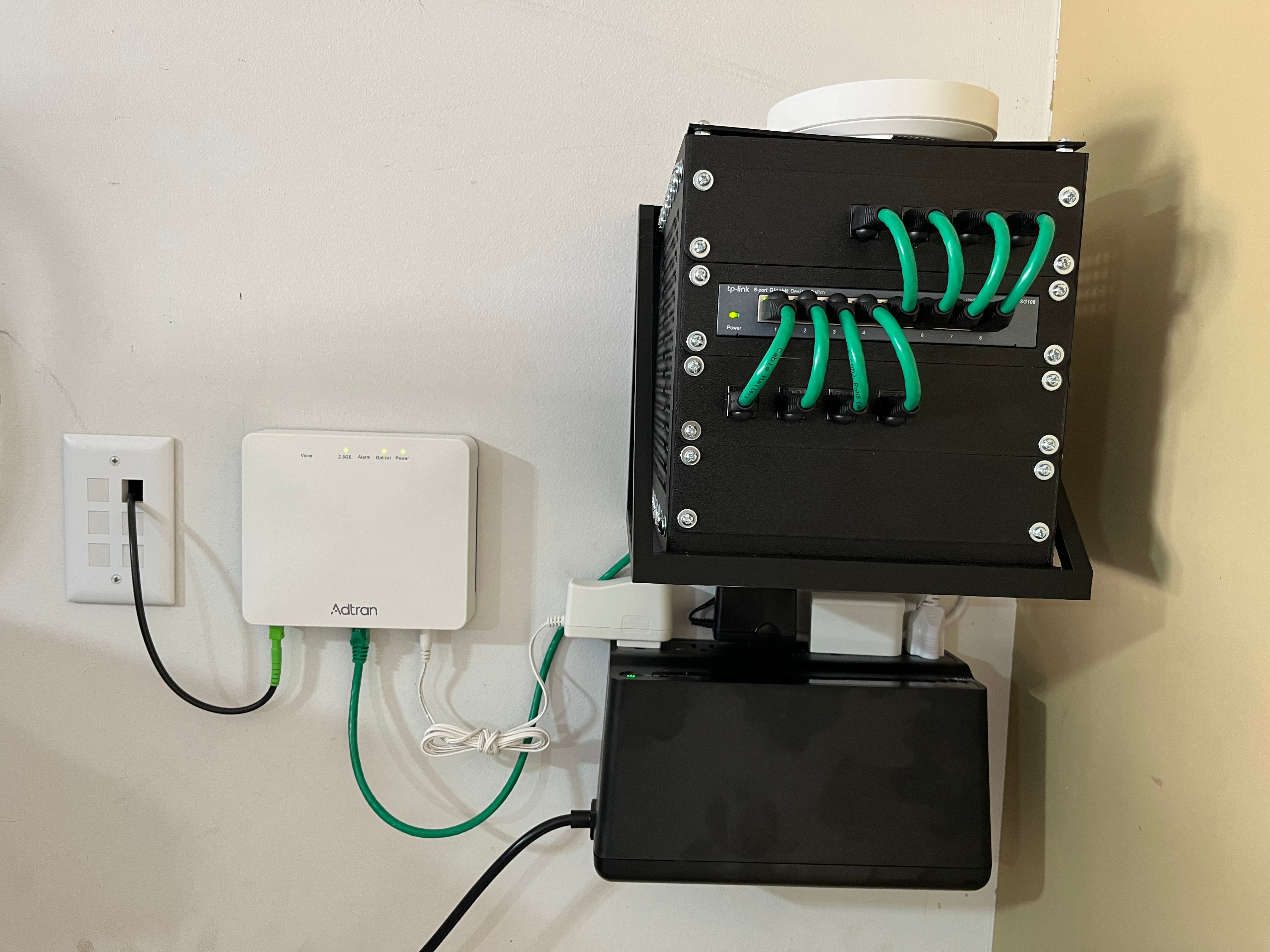 Wall mounting/shelf for Mini server rack