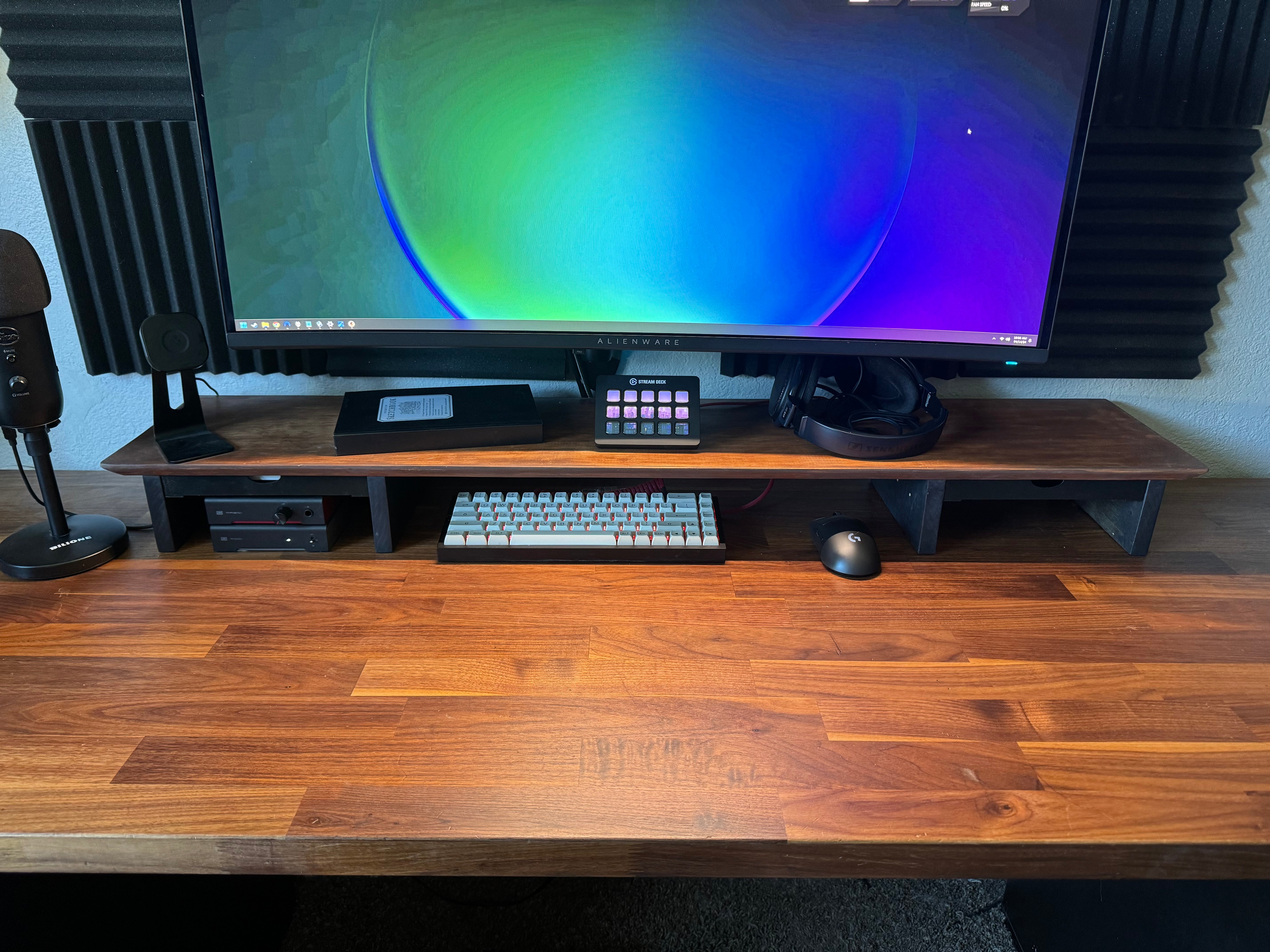 Desk shelf with drawers for storage