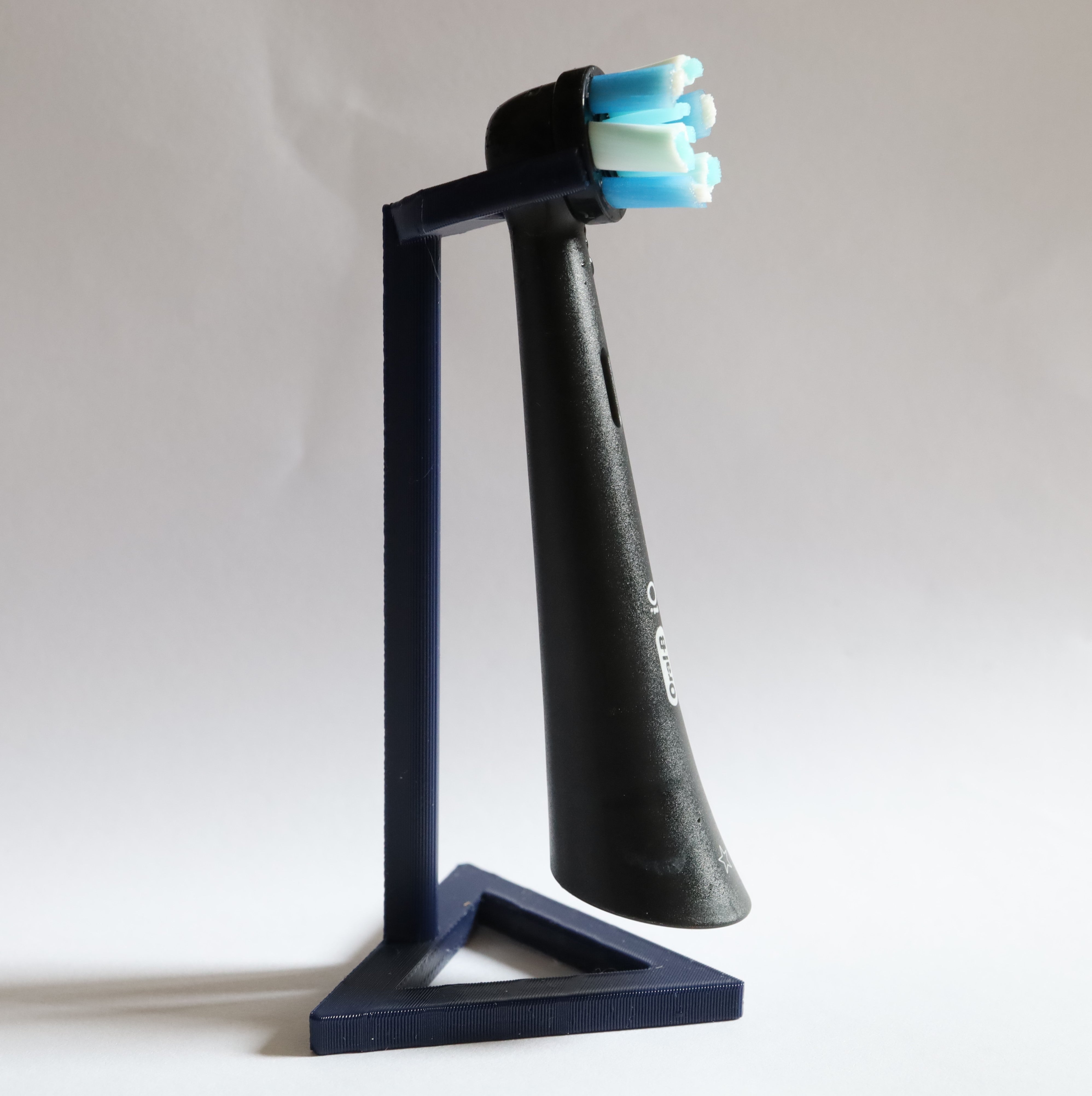 Brush head holder for Oral B IO toothbrush heads