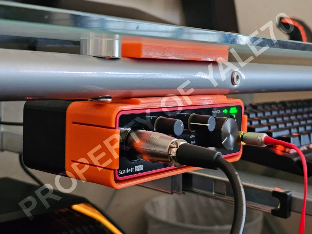 Space-saving Mount for Focusrite Scarlett Solo Gen 3 on Realspace Zentra Glass Table