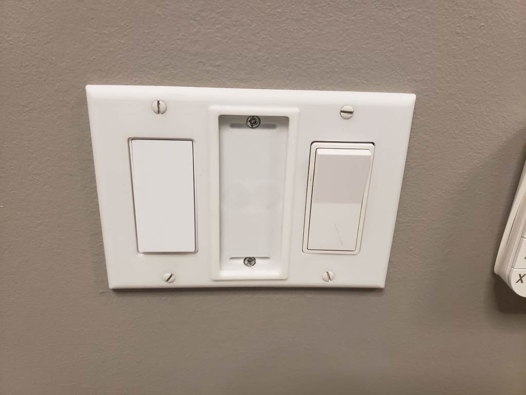 3-gang light switch plate with central holder for Philips Hue remote control