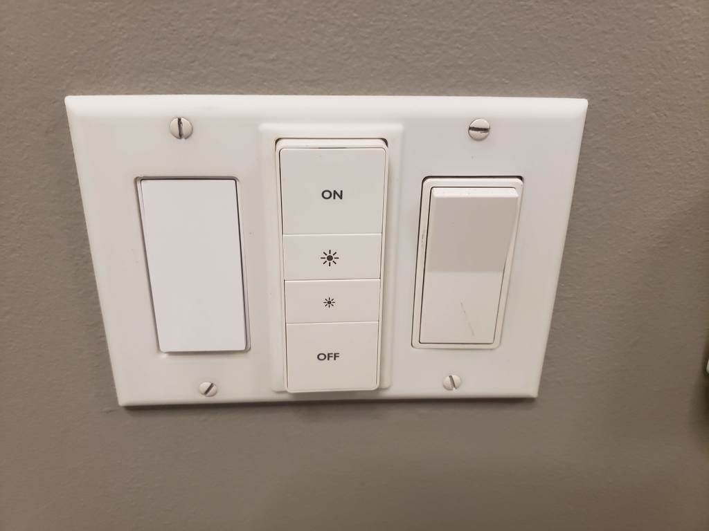 3-gang light switch plate with central holder for Philips Hue remote control