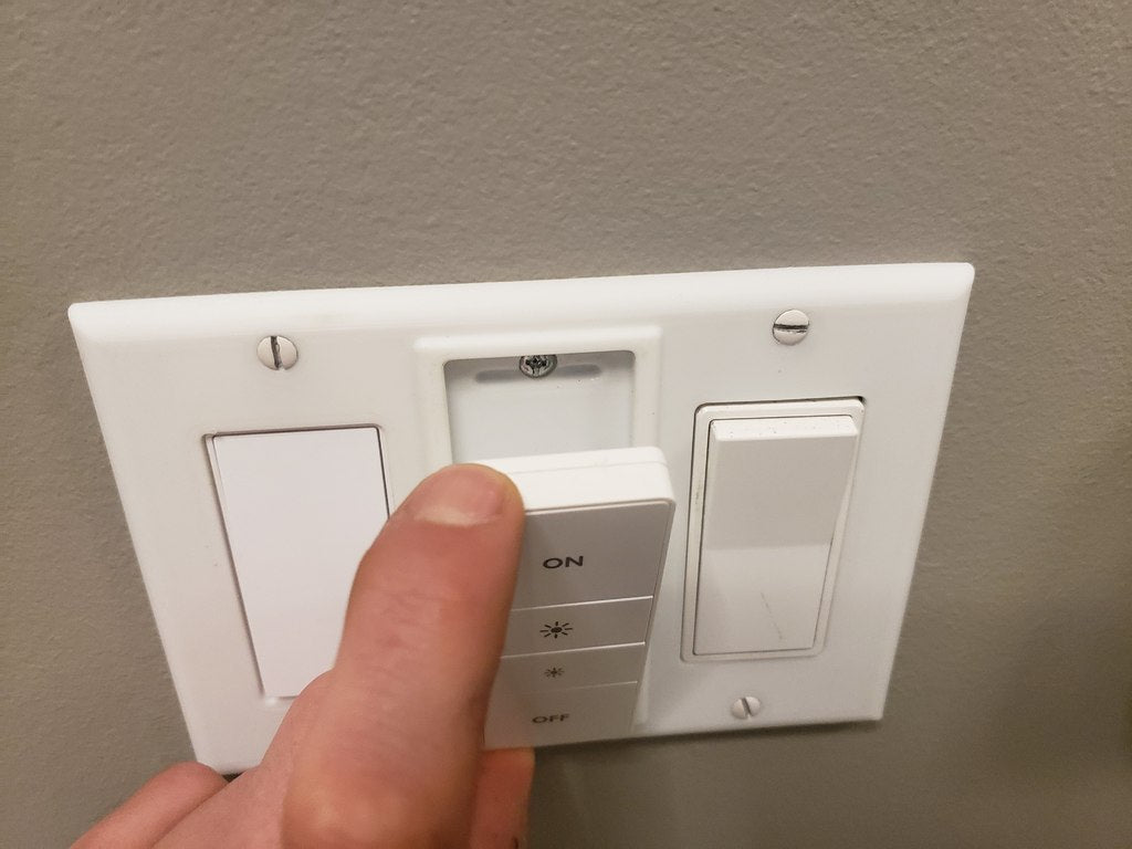 3-gang light switch plate with central holder for Philips Hue remote control