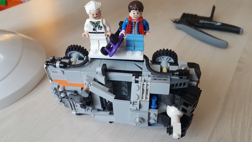 Wall mount for Lego DeLorean (21103)