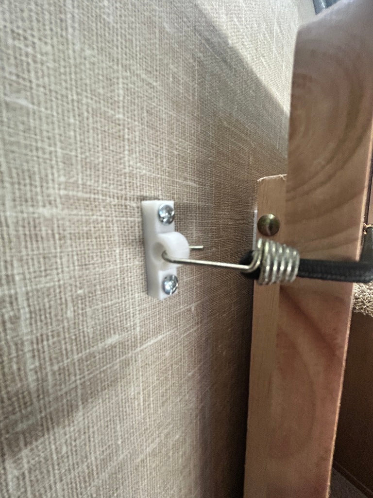 Bungee cord bracket - Practical solution for caravans