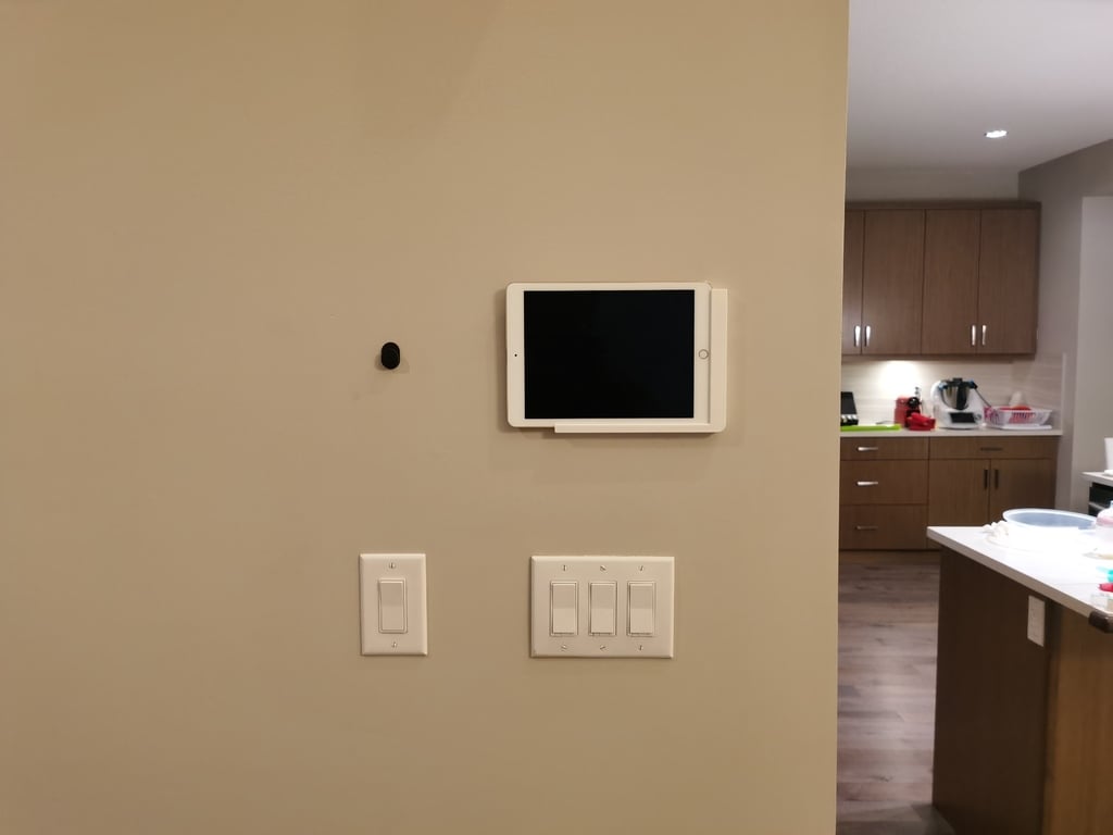 Asymmetric iPad wall mount with charging function and removable holder