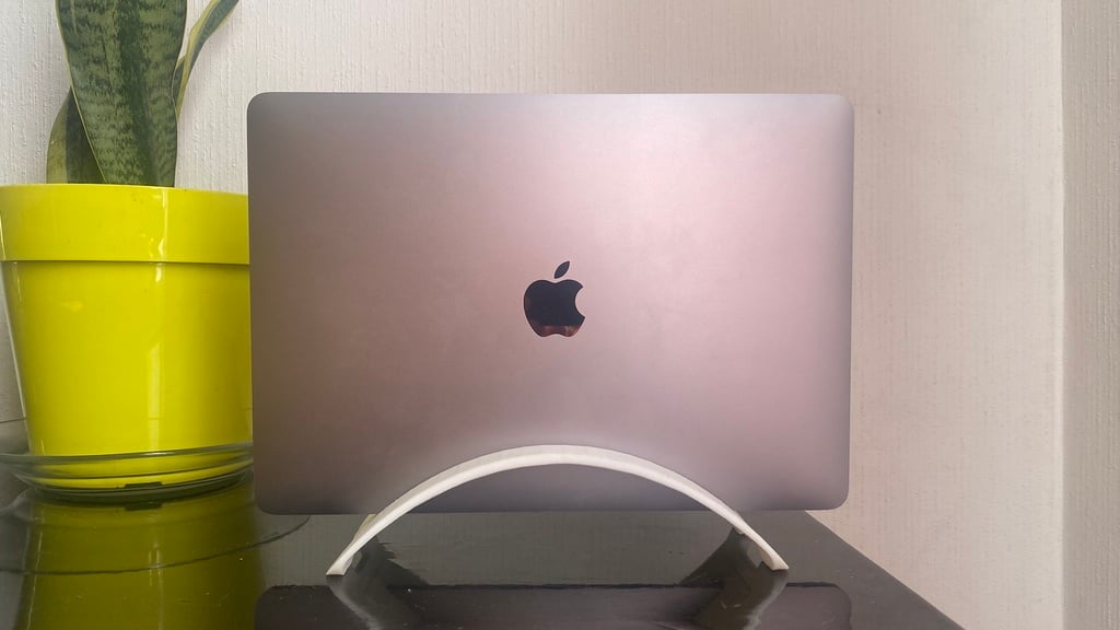 BookArc: Space-Saving Vertical Stand for MacBook Pro 13"