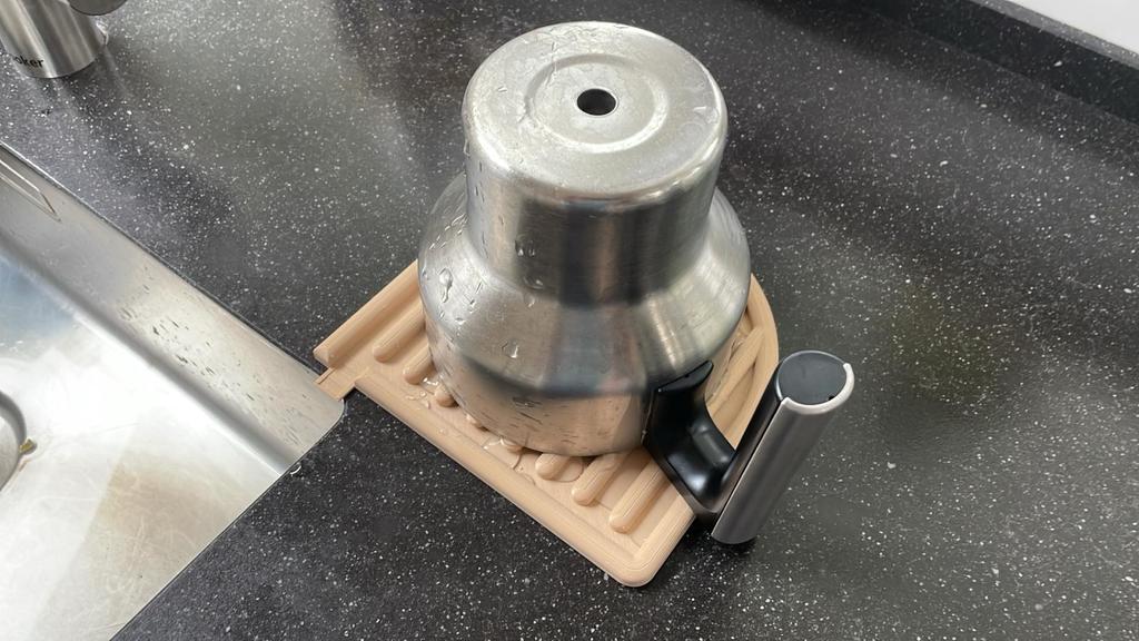 Drip tray for milk frother