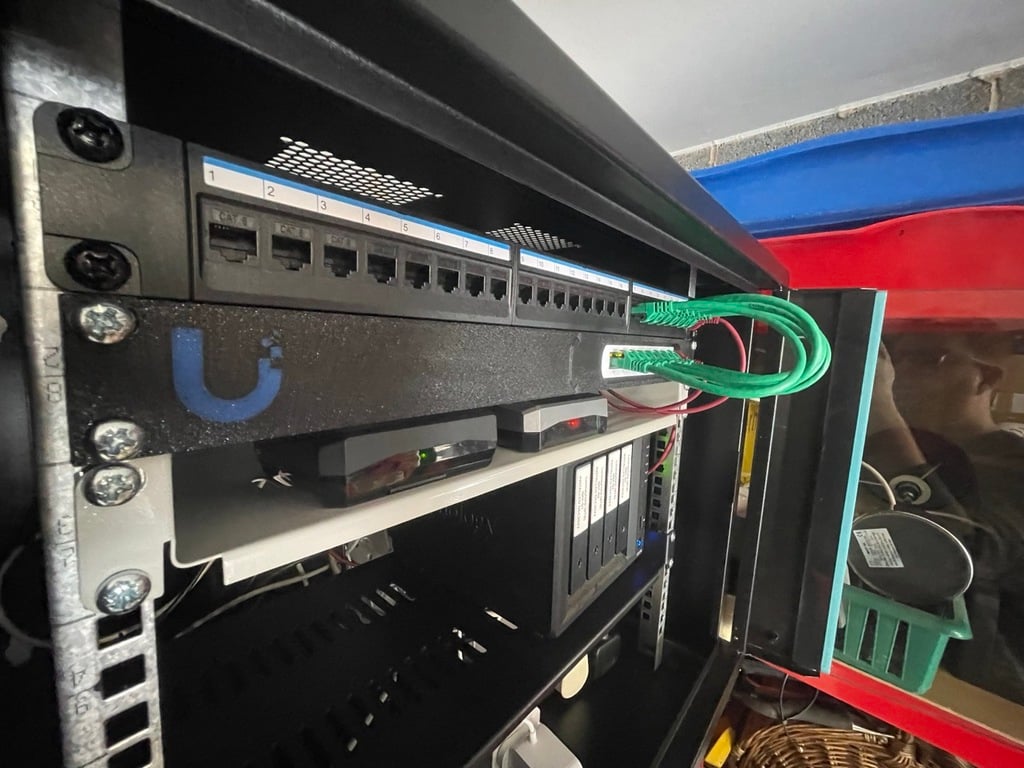 Ubiquiti Unifi Lite 8-port POE rack mount