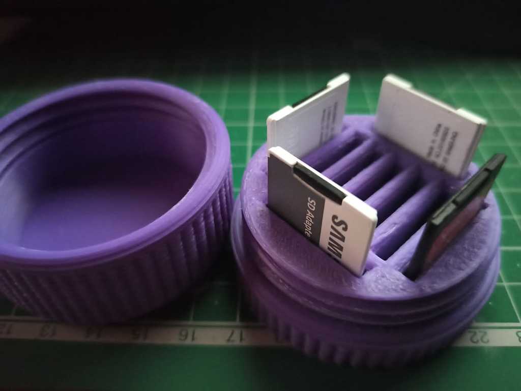 SD card holder with capacity for 9 cards