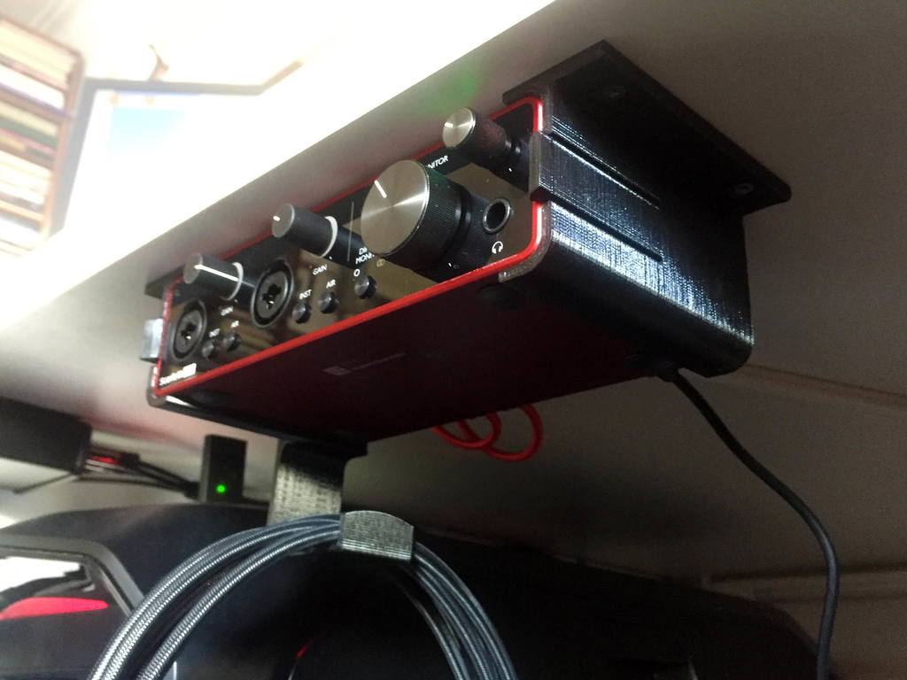 Focusrite Scarlett 2i2 3rd Gen Mount with Cable Management