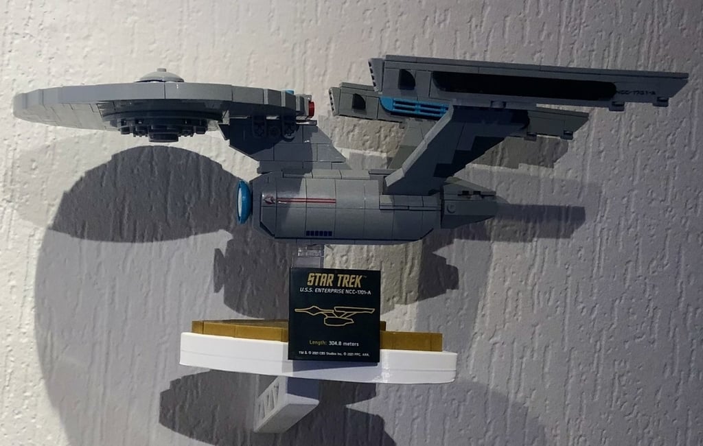 Wall mount for BlueBrixx Star Trek Models