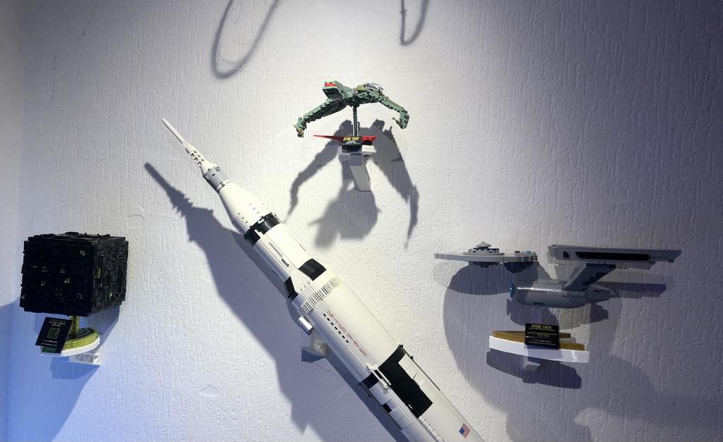 Wall mount for BlueBrixx Star Trek Models