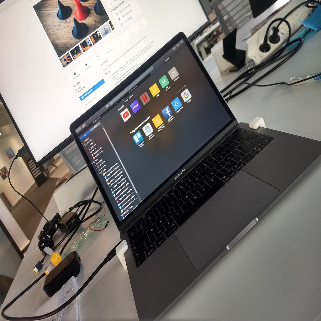 MacBook Pro 13 2019 support/docking station