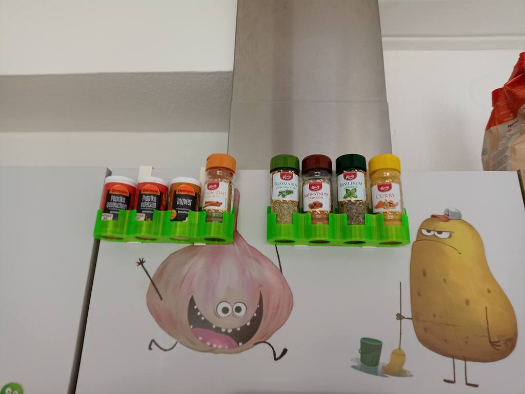 Spice rack with practical hanging hooks