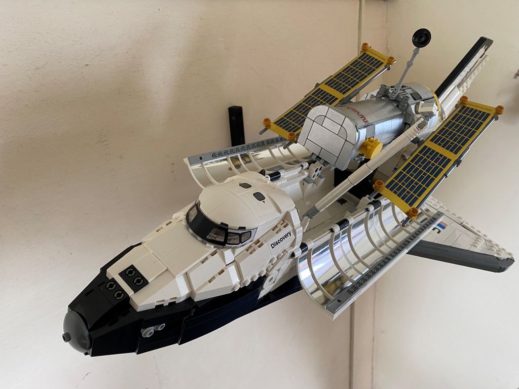 Wall mount for LEGO Shuttle Discovery 10283