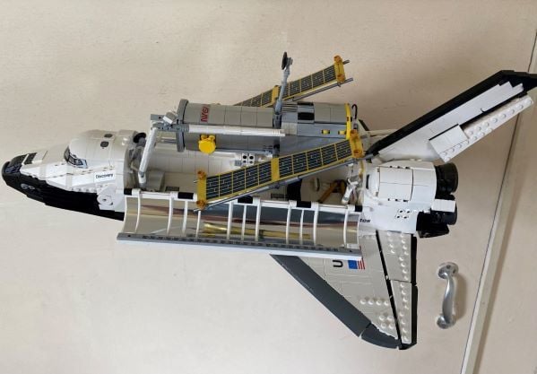 Wall mount for LEGO Shuttle Discovery 10283