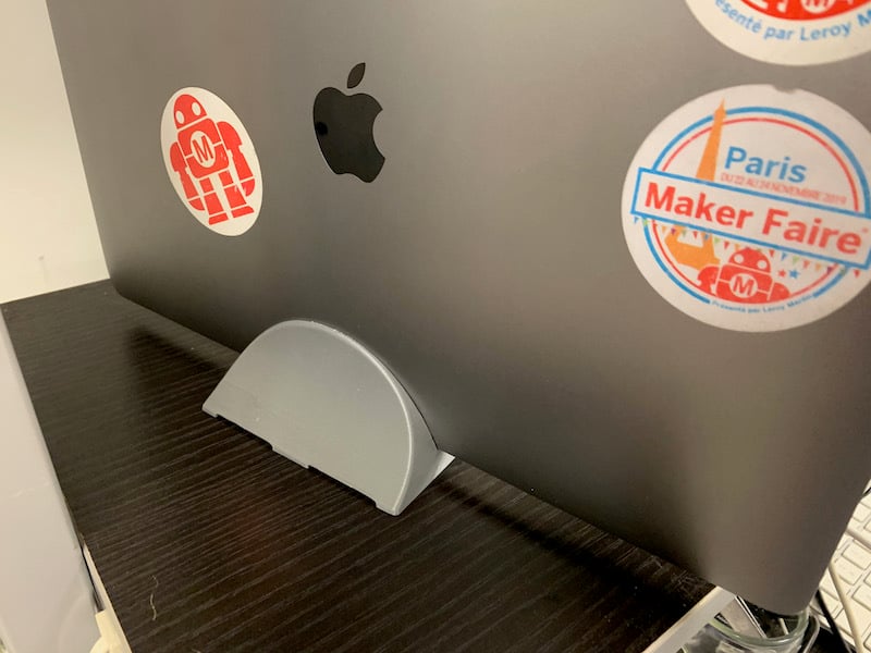 Vertical MacBook Stand with Effective Cooling