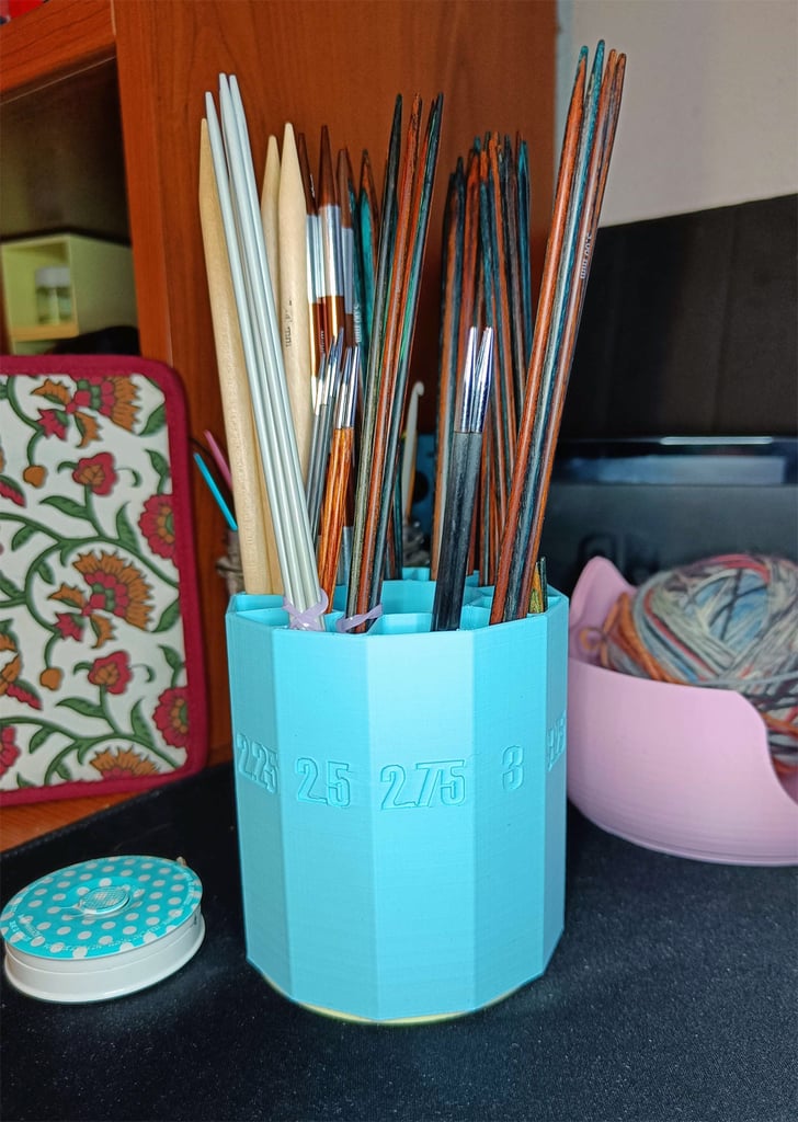 Rotating storage organiser for knitting needles and crochet hooks