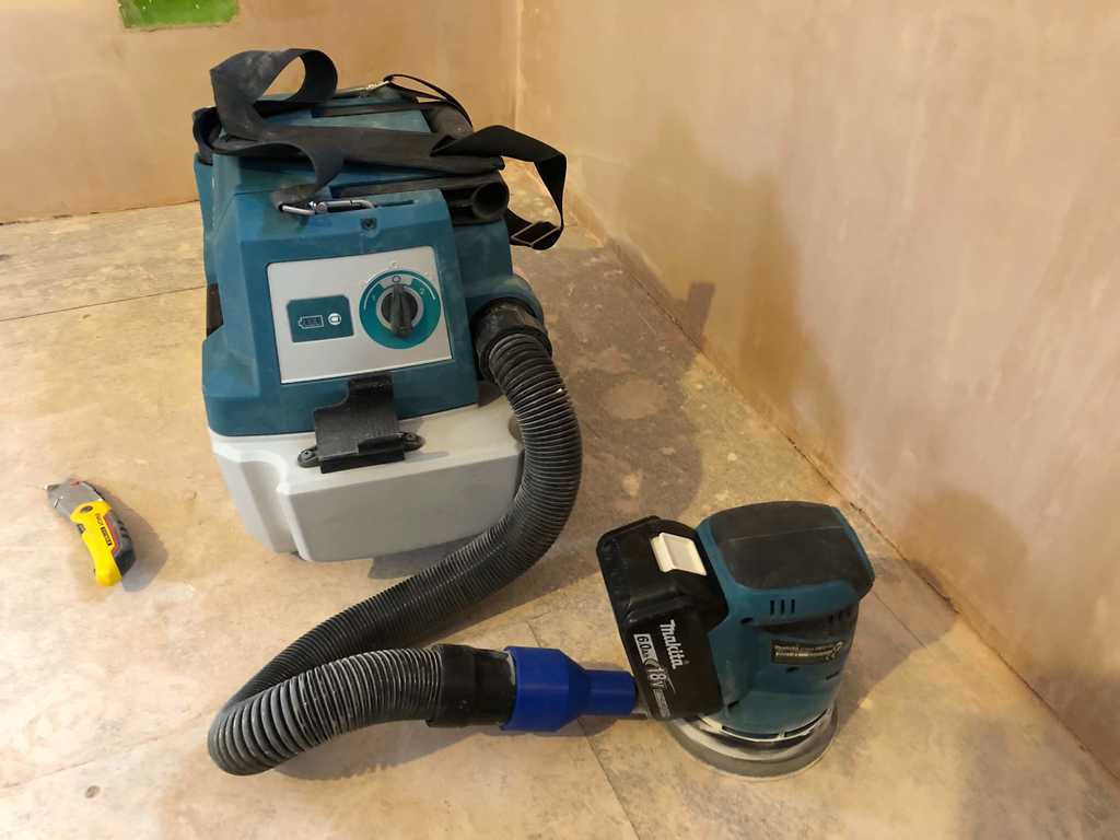 Adapter for connecting Makita 18v sander to Makita 18v vacuum cleaner
