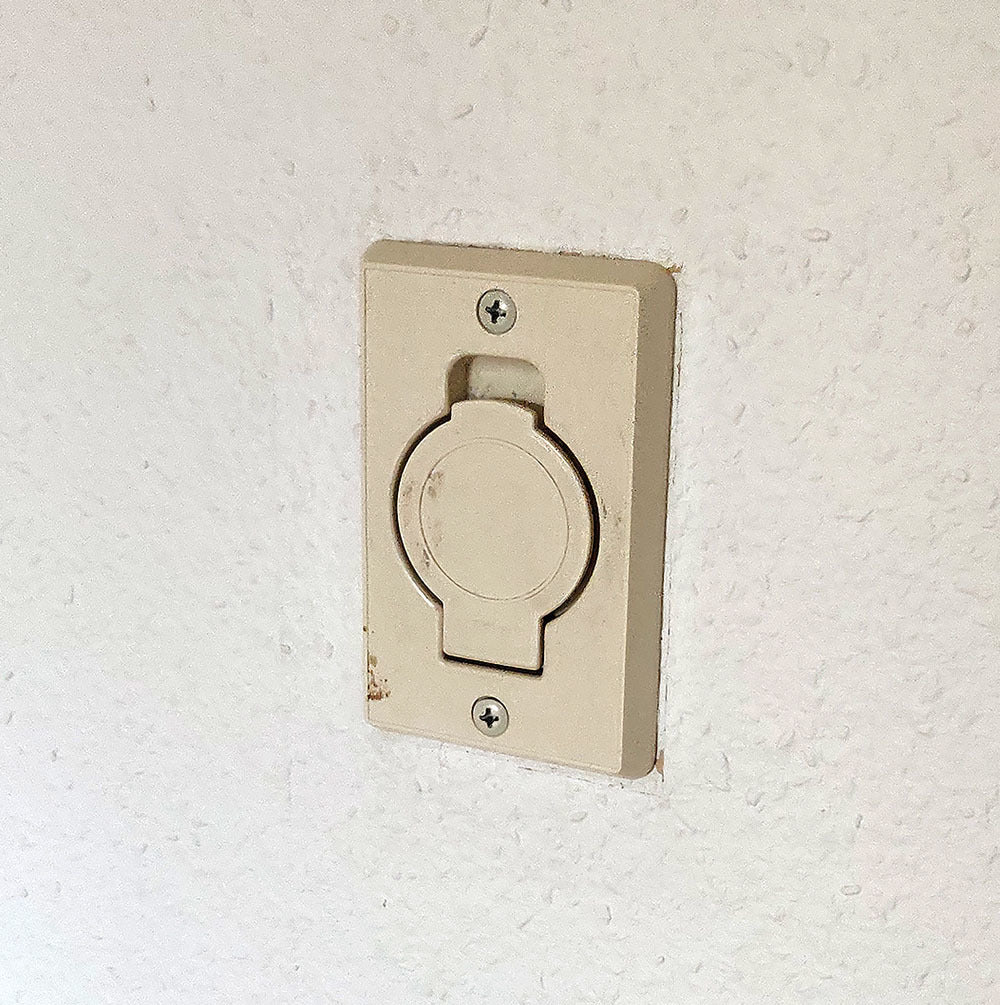 Cover plate for central vacuum cleaner outlet