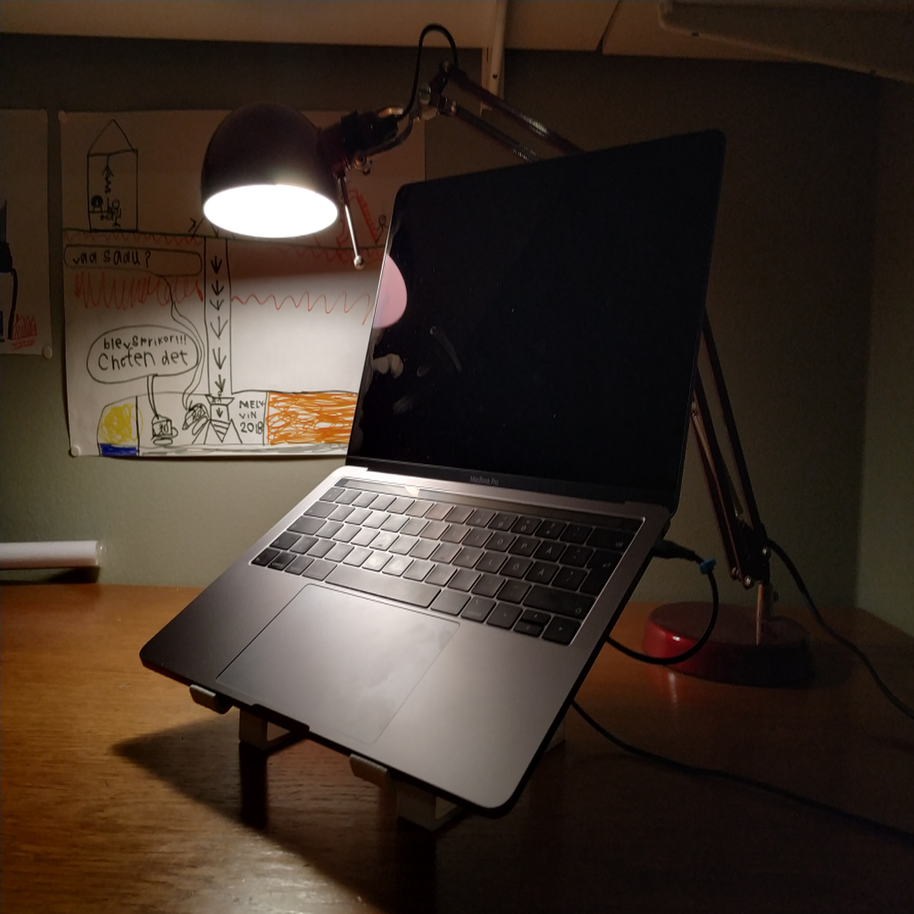 Macbook Pro 13 inch lift stand