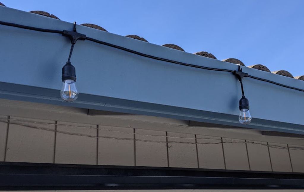 Light chain clips for gutters