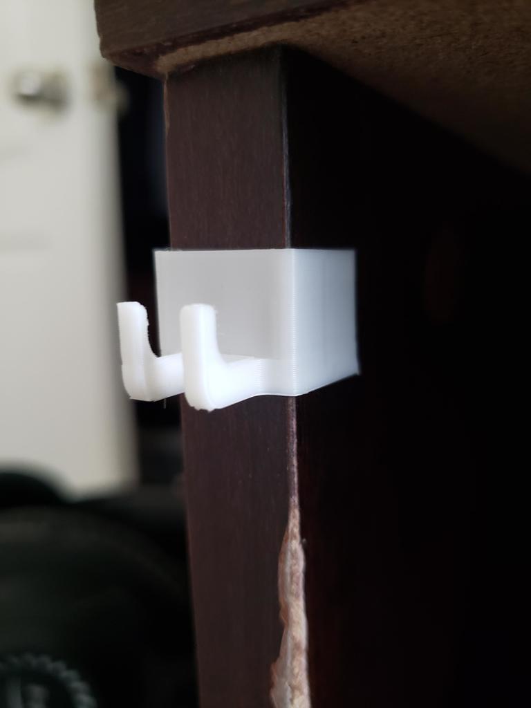 Desk cable holder - Organise your Samsung USB C charger