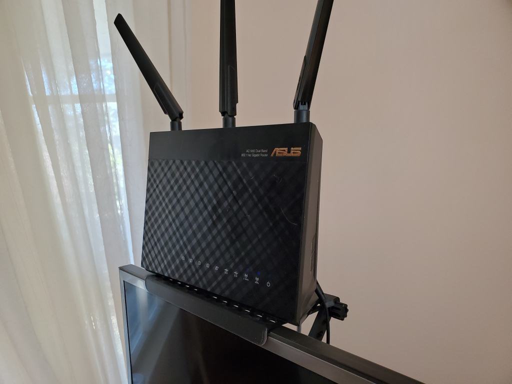 Adjustable shelf for TV and computer screen