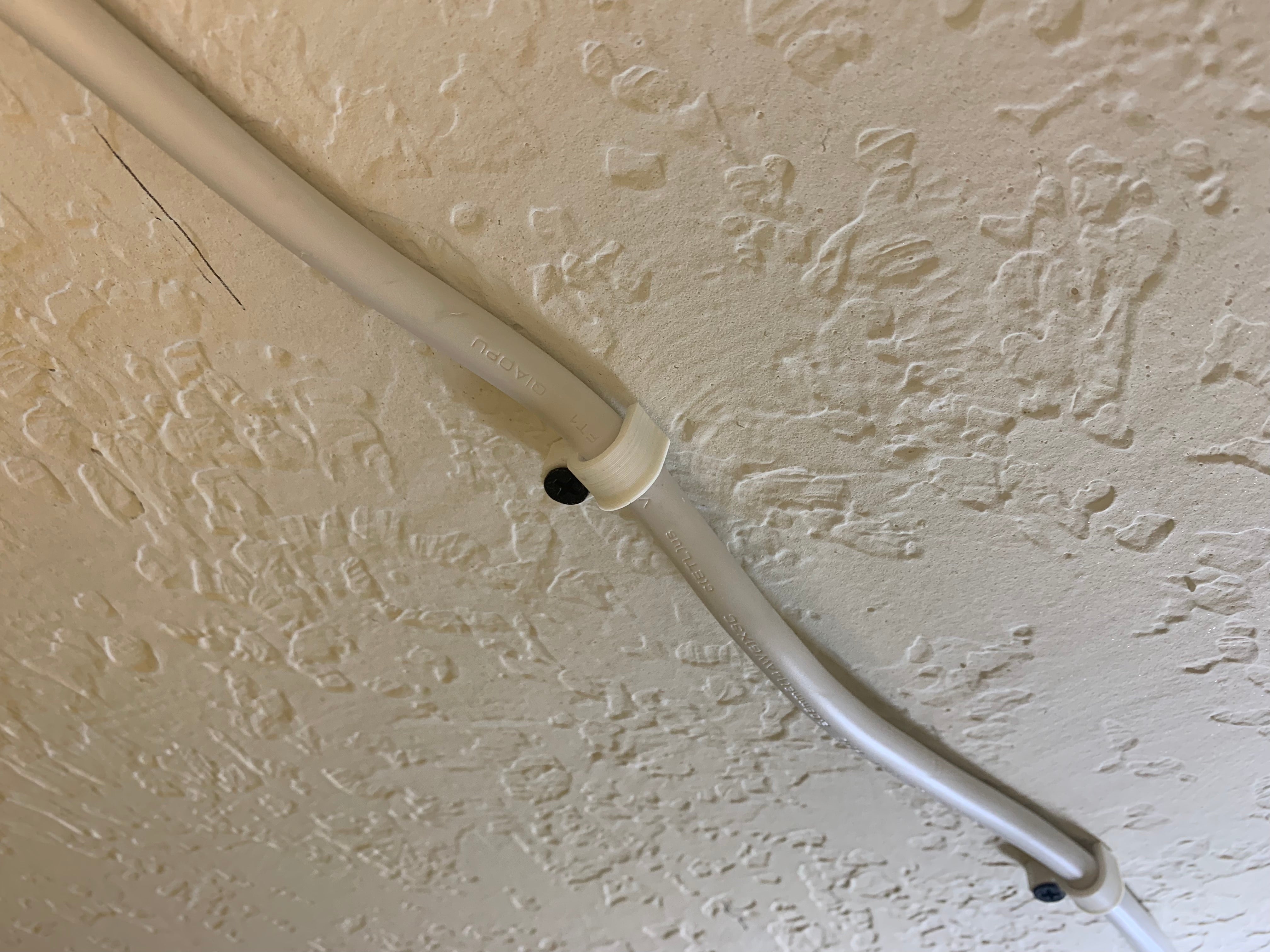 Screw-in cable clips for wire organisation (9mm or less)