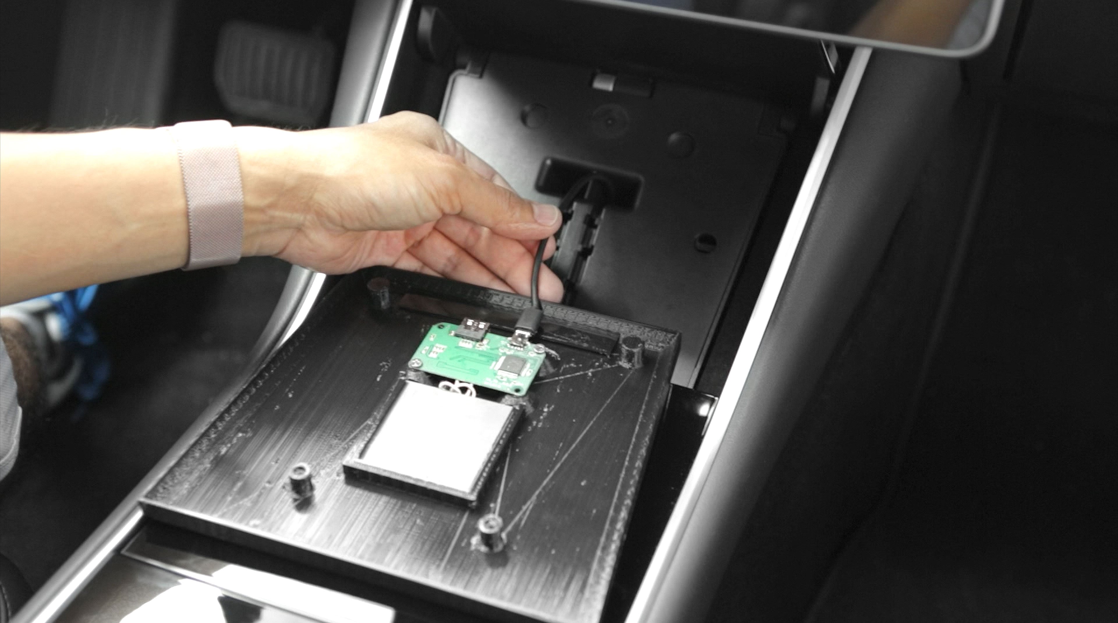 Wireless Qi charger for Tesla Model 3