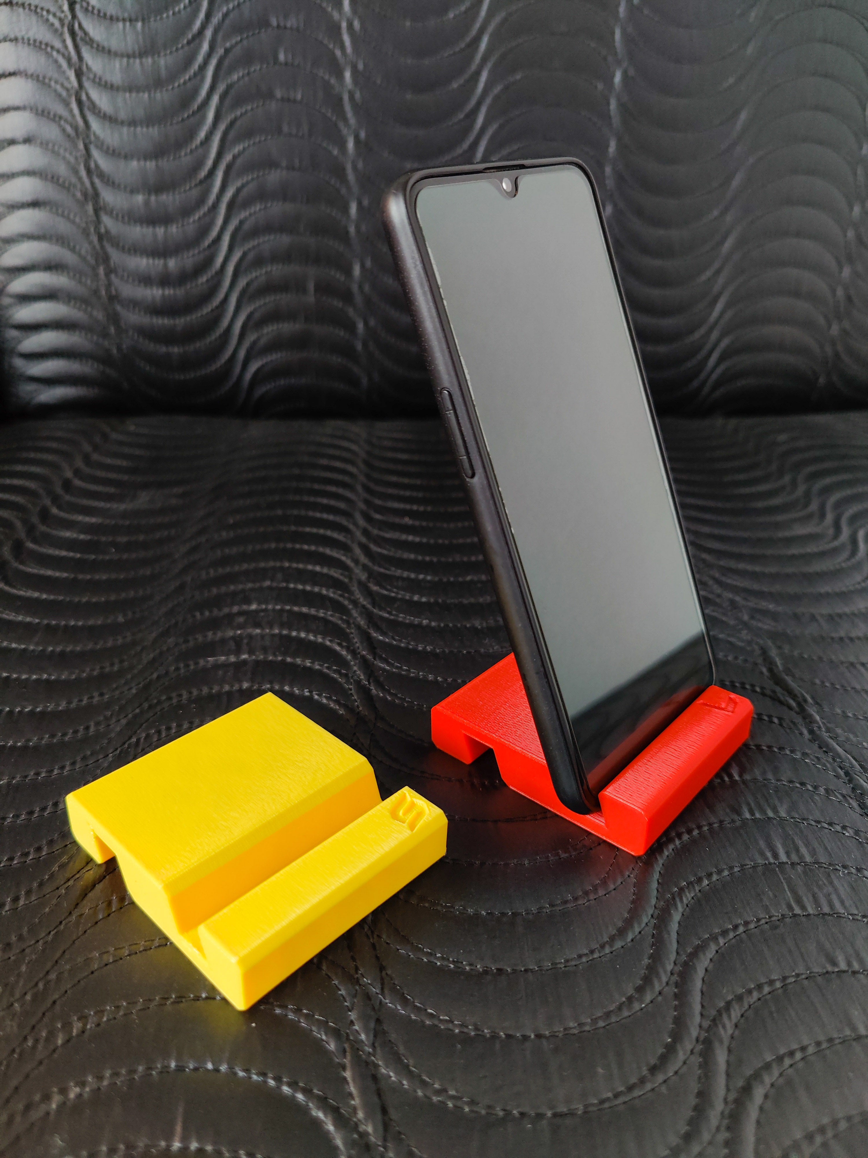 Phone stand with adjustable gap for different mobile phones