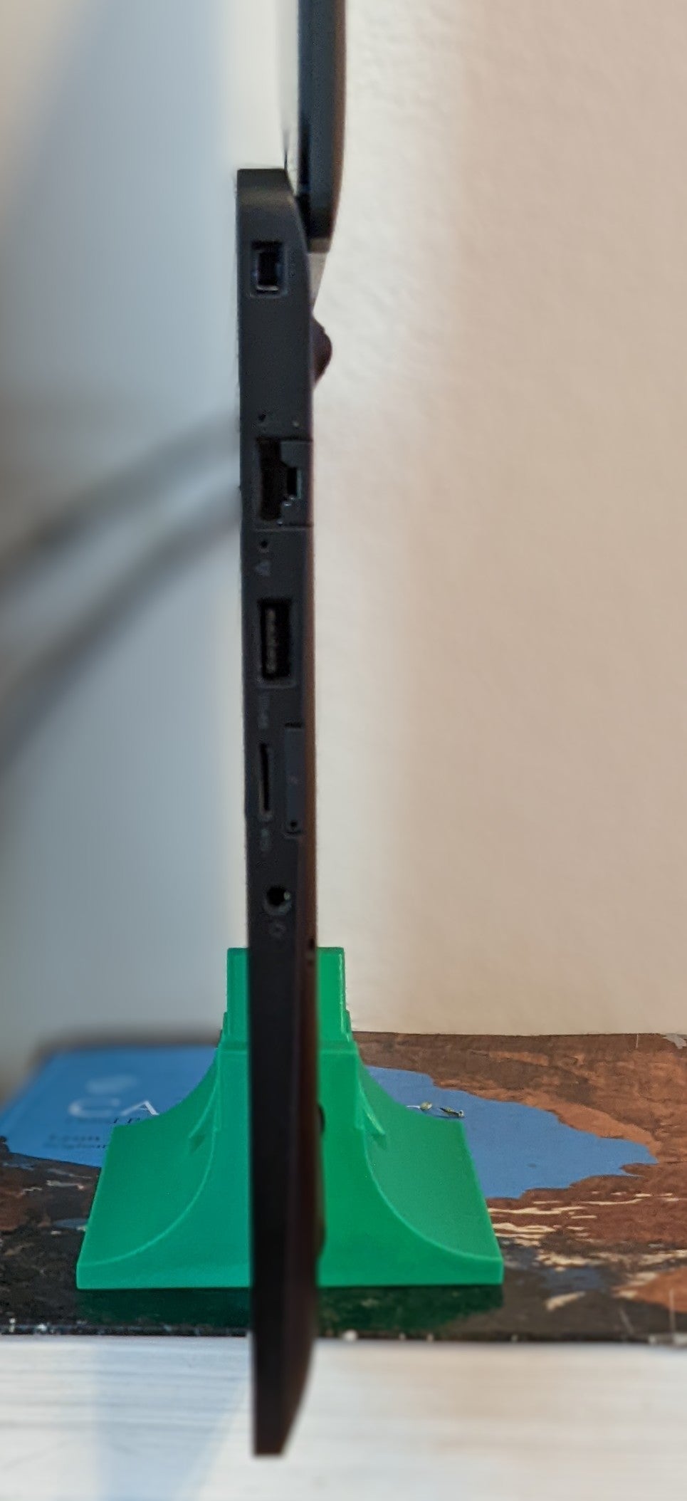 Vertical laptop stand for Dell Latitude 7480