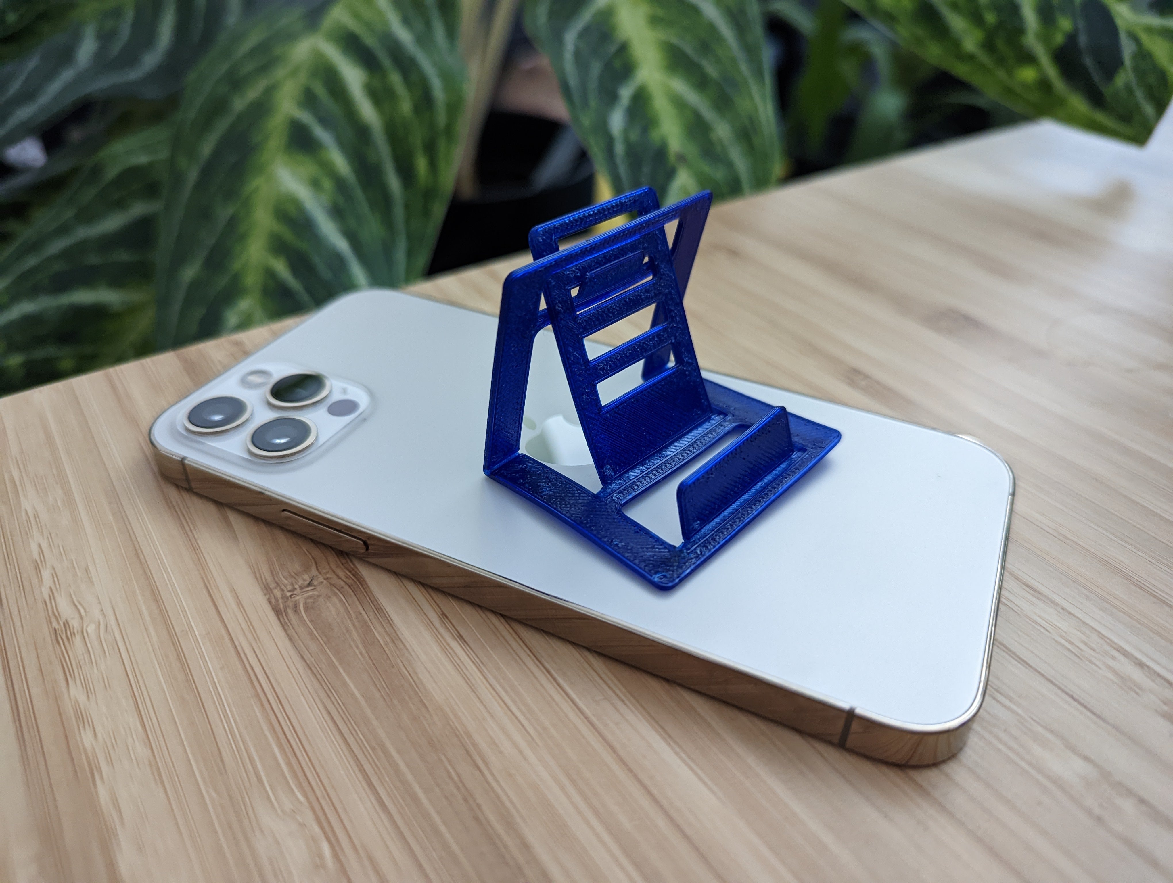 Foldable pocket stand for phones