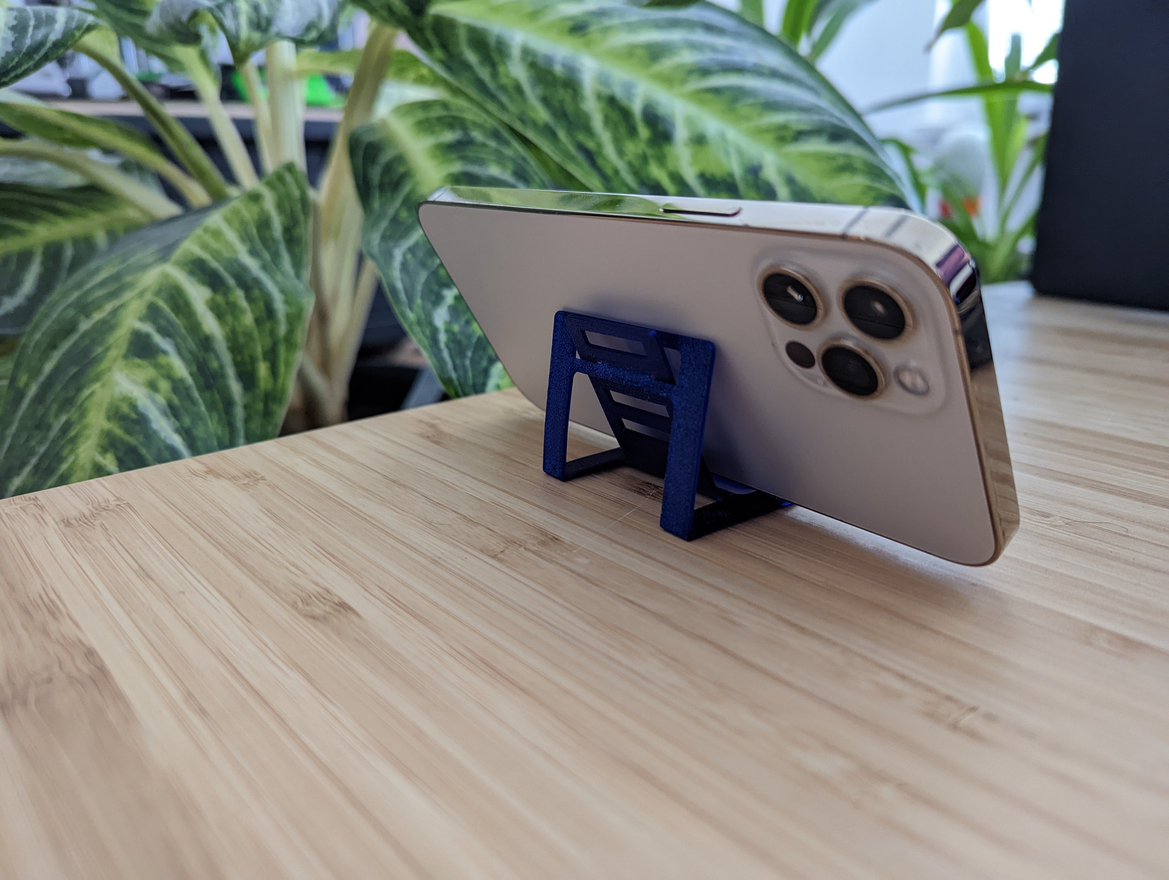 Foldable pocket stand for phones