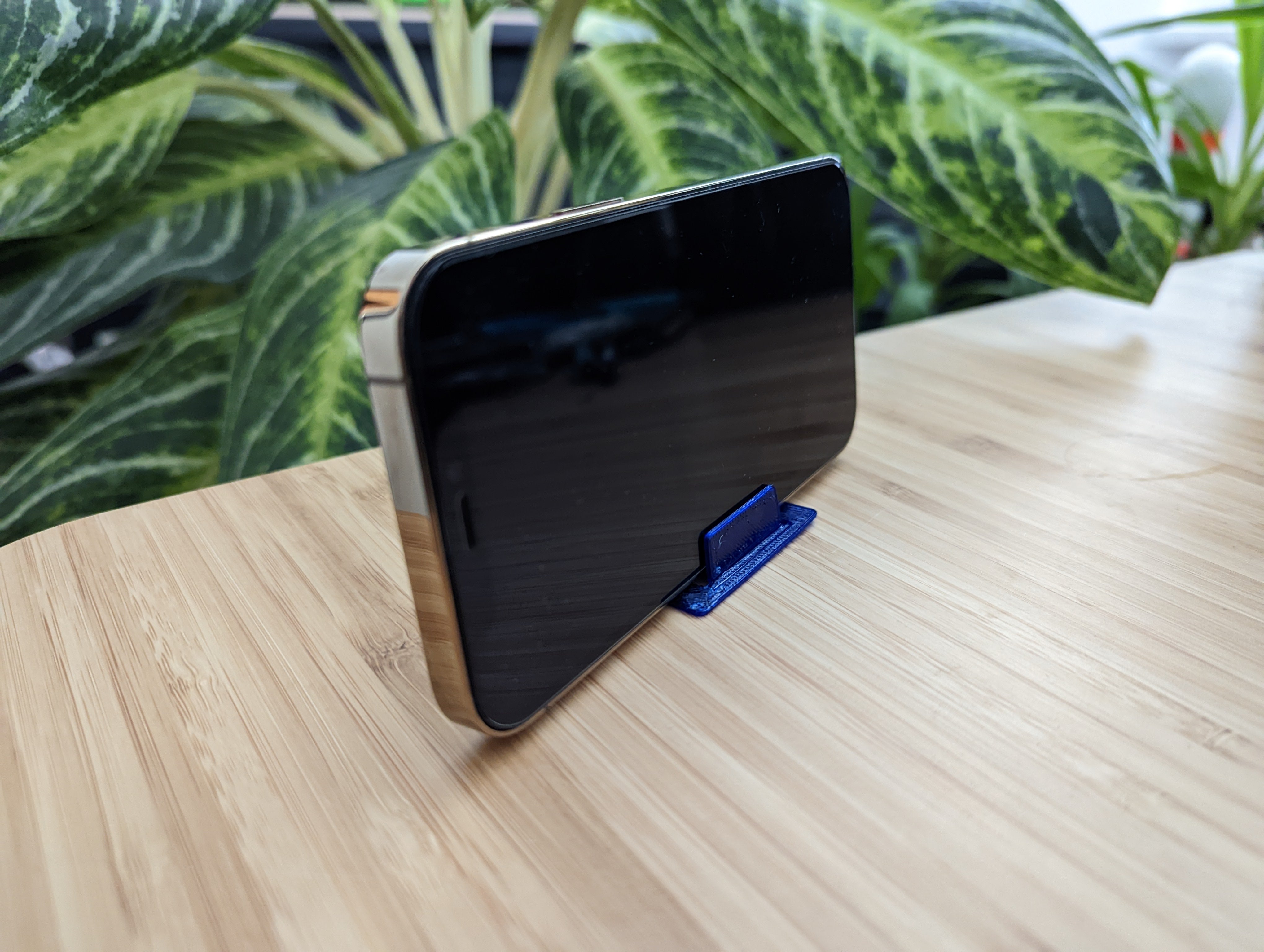 Foldable pocket stand for phones