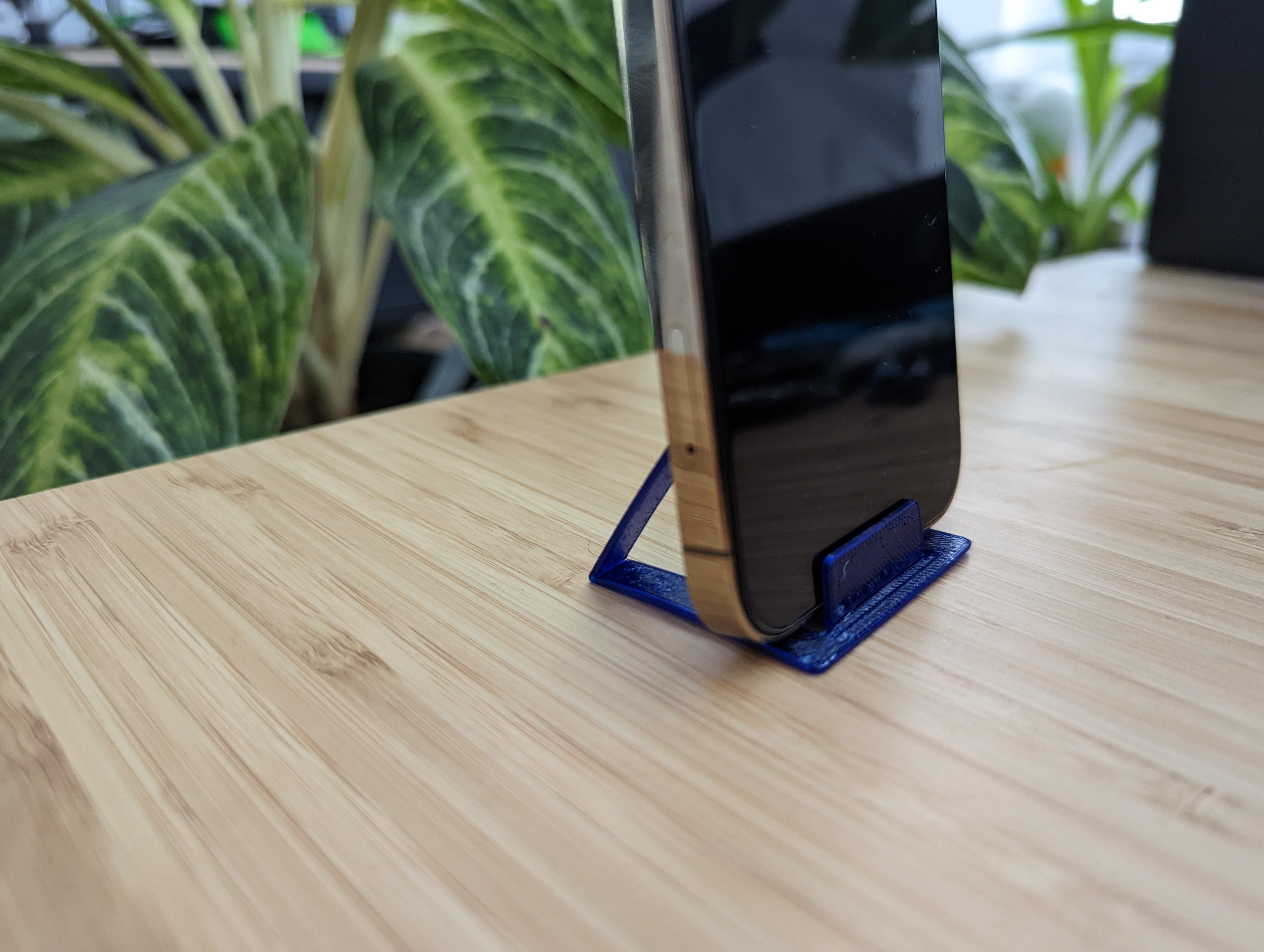 Foldable pocket stand for phones