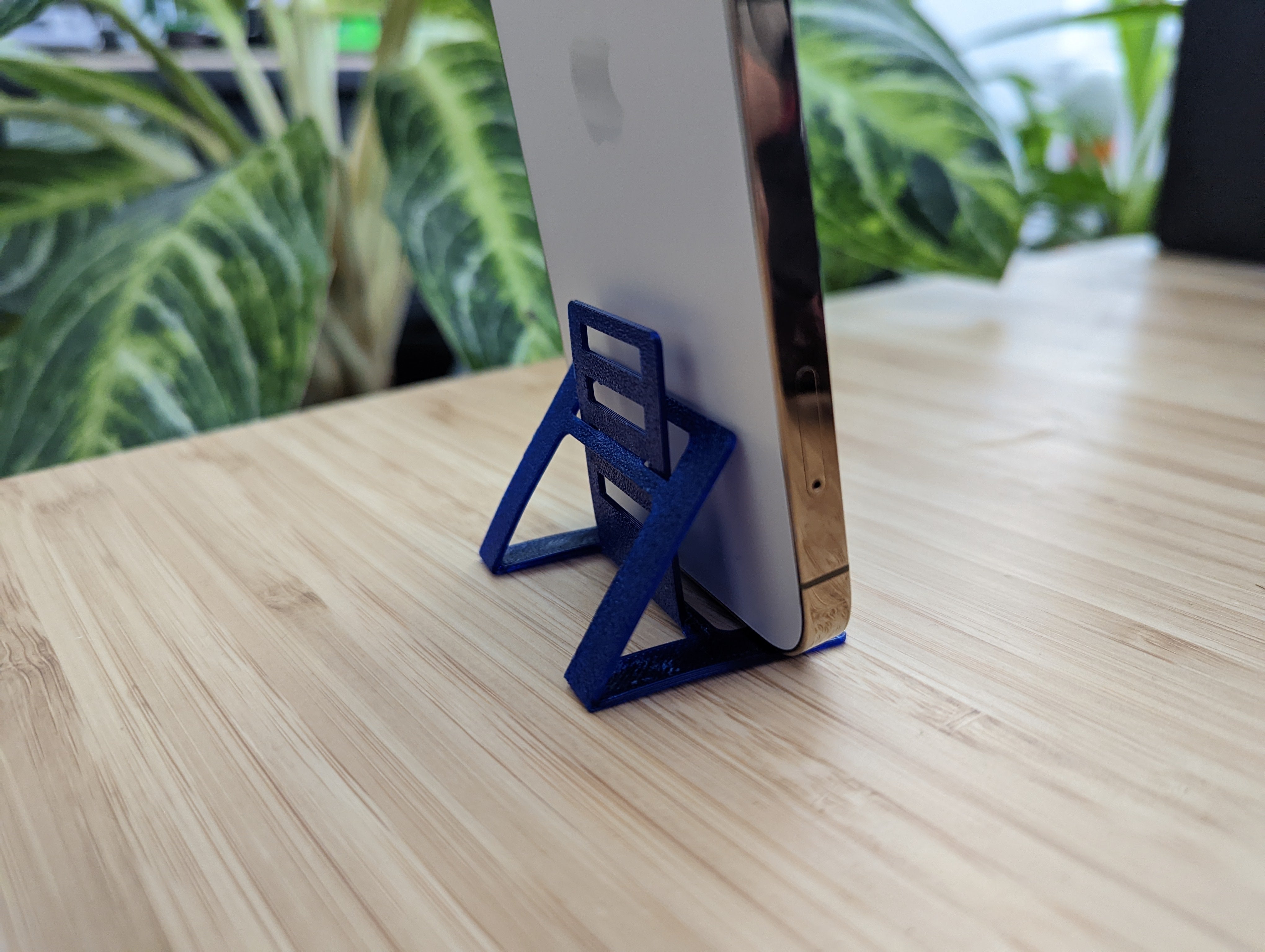 Foldable pocket stand for phones