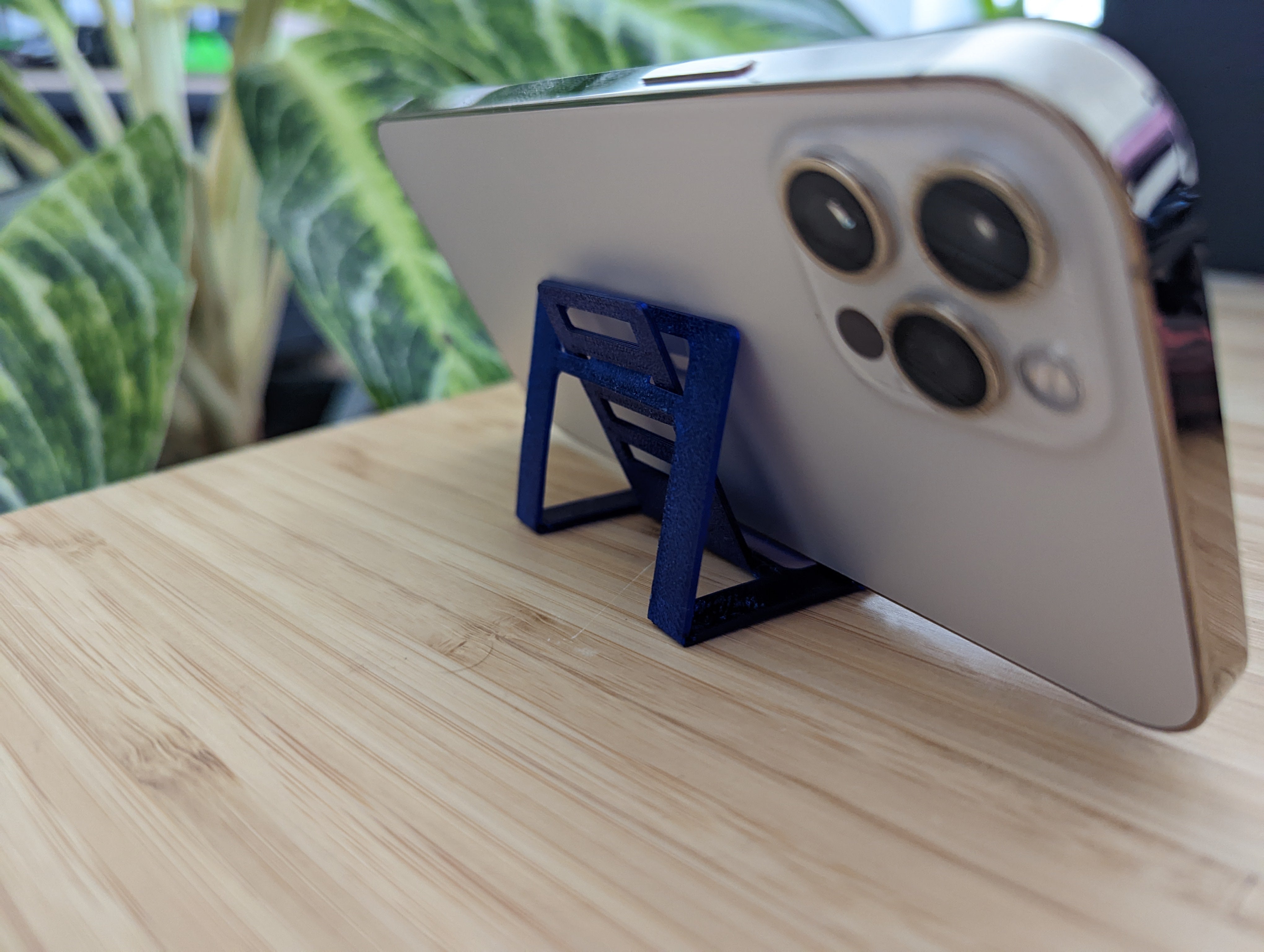 Foldable pocket stand for phones