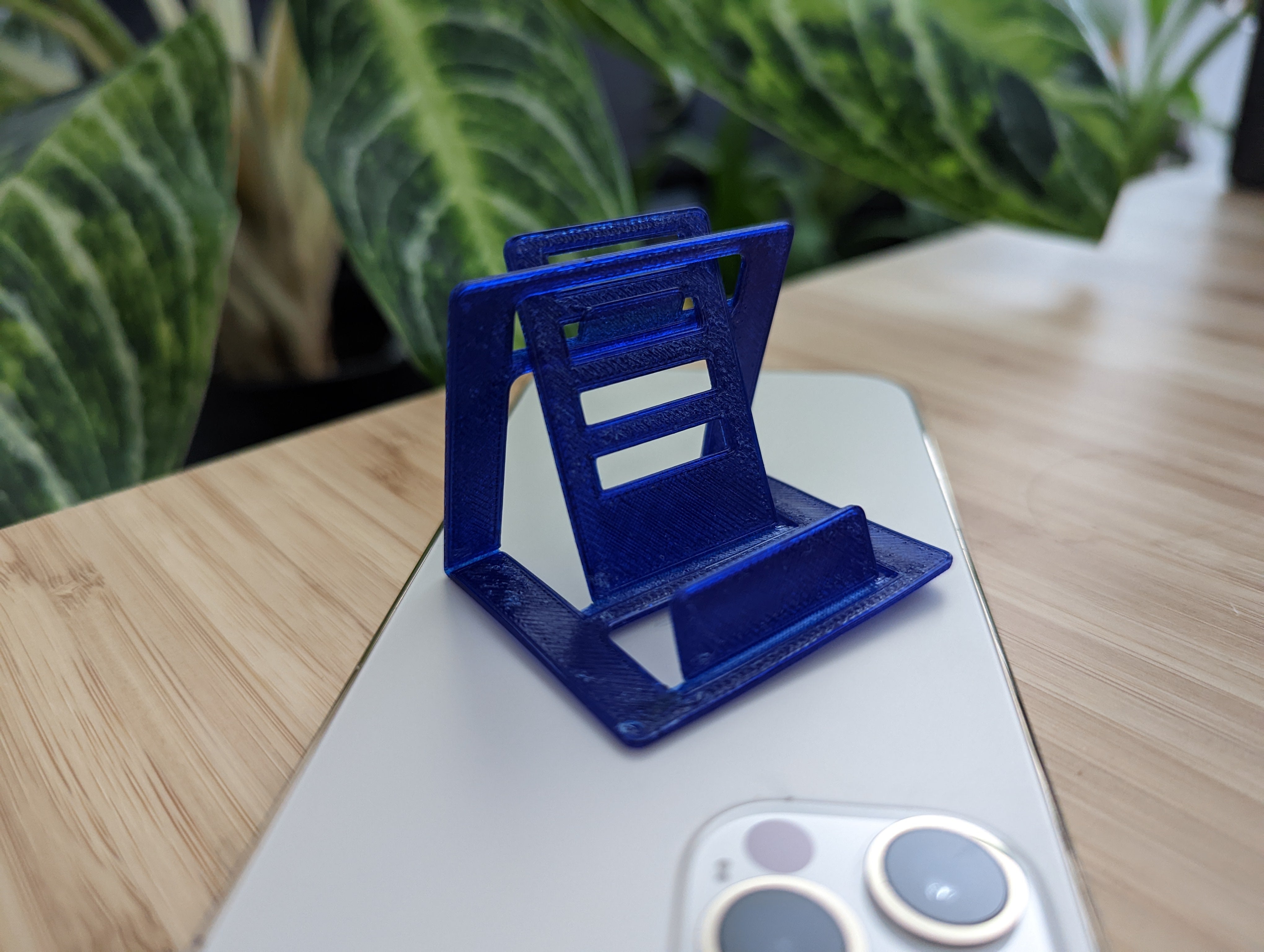 Foldable pocket stand for phones