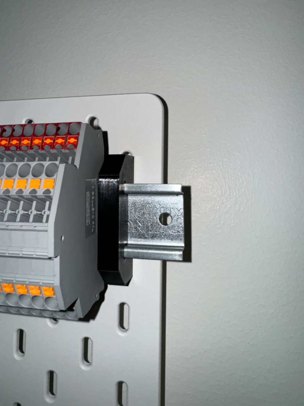 Skadis DIN rail holder