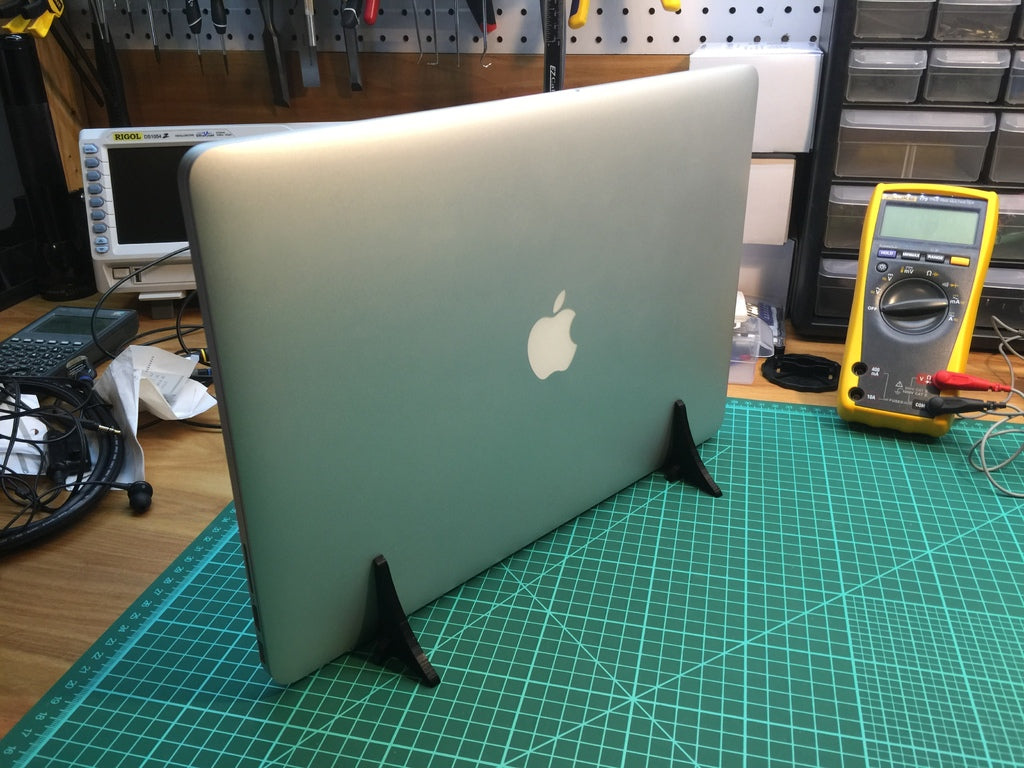 Vertical Stand for MacBook Pro 15" Retina (18mm)